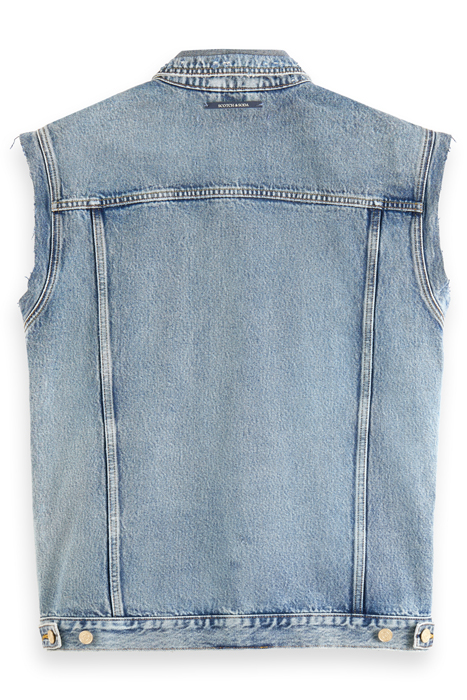 CUT OFF SLEEVELESS DENIM TRUCKER WITH BADGES HEADLINE ACT 5