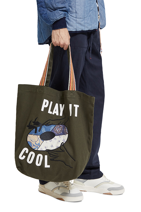 CANVAS TOTE WITH PATCHED-ON ARTWORK FIELD GREEN 2