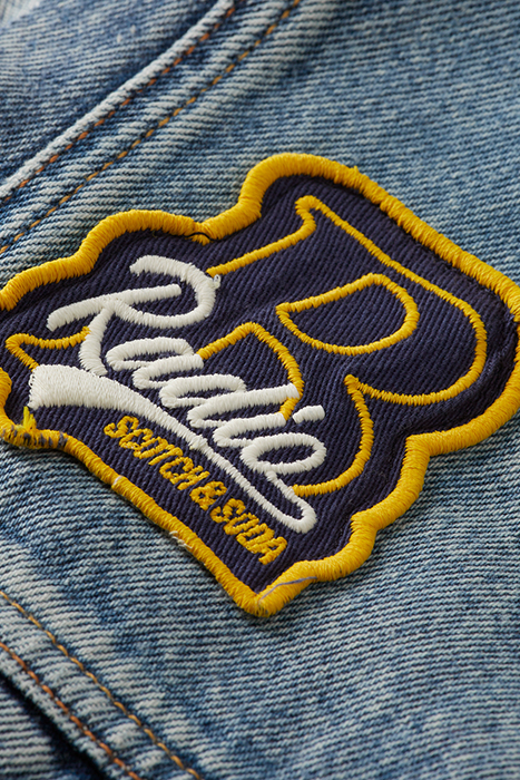 CUT OFF SLEEVELESS DENIM TRUCKER WITH BADGES HEADLINE ACT 8