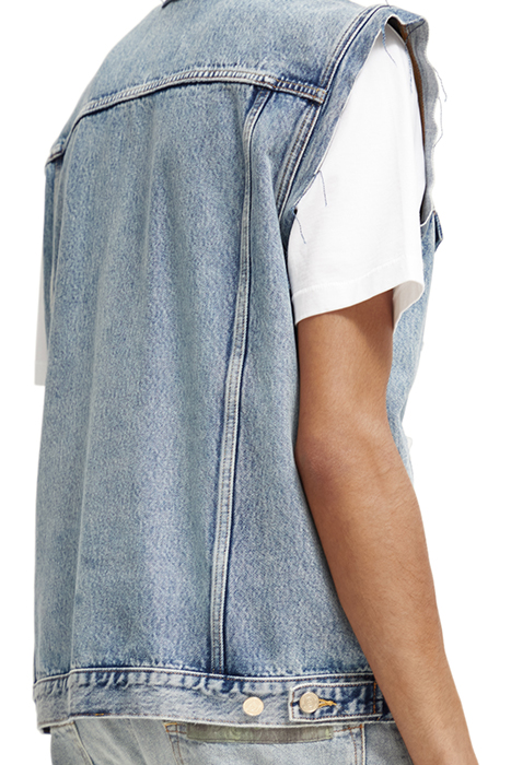 CUT OFF SLEEVELESS DENIM TRUCKER WITH BADGES HEADLINE ACT 7