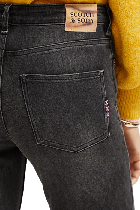 SEASONAL HAUT WITH KICK – HERO BLACK 7