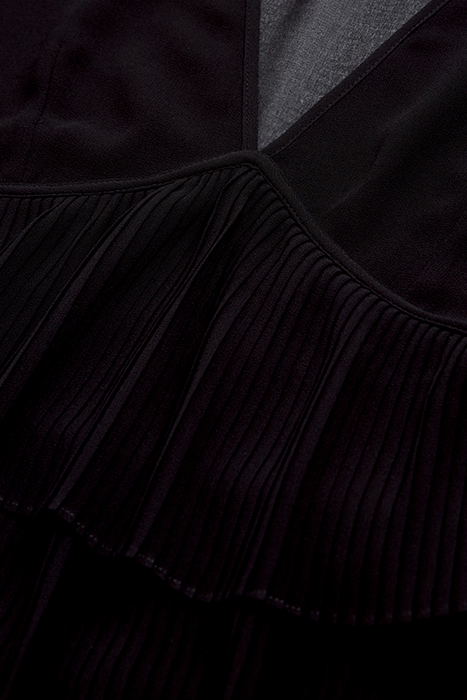 LONG-SLEEVED V-NECKLINE TOP BLACK 2