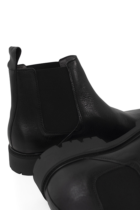 BLACK LEATHER LUGGED SOLE CHELSEA BOOTS BLACK 6