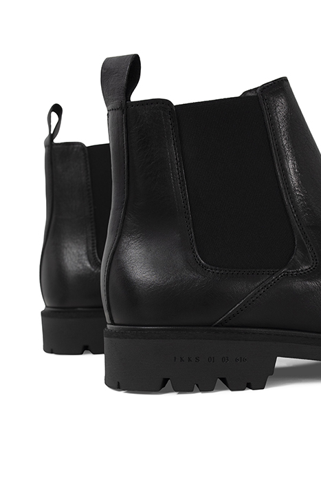 BLACK LEATHER LUGGED SOLE CHELSEA BOOTS BLACK 5