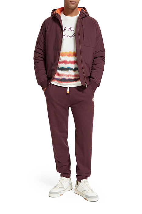 ESSENTIAL BADGE SWEATPANT IN ORGANIC COTTON BERRY WINE 3