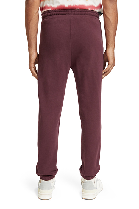 ESSENTIAL BADGE SWEATPANT IN ORGANIC COTTON BERRY WINE 2