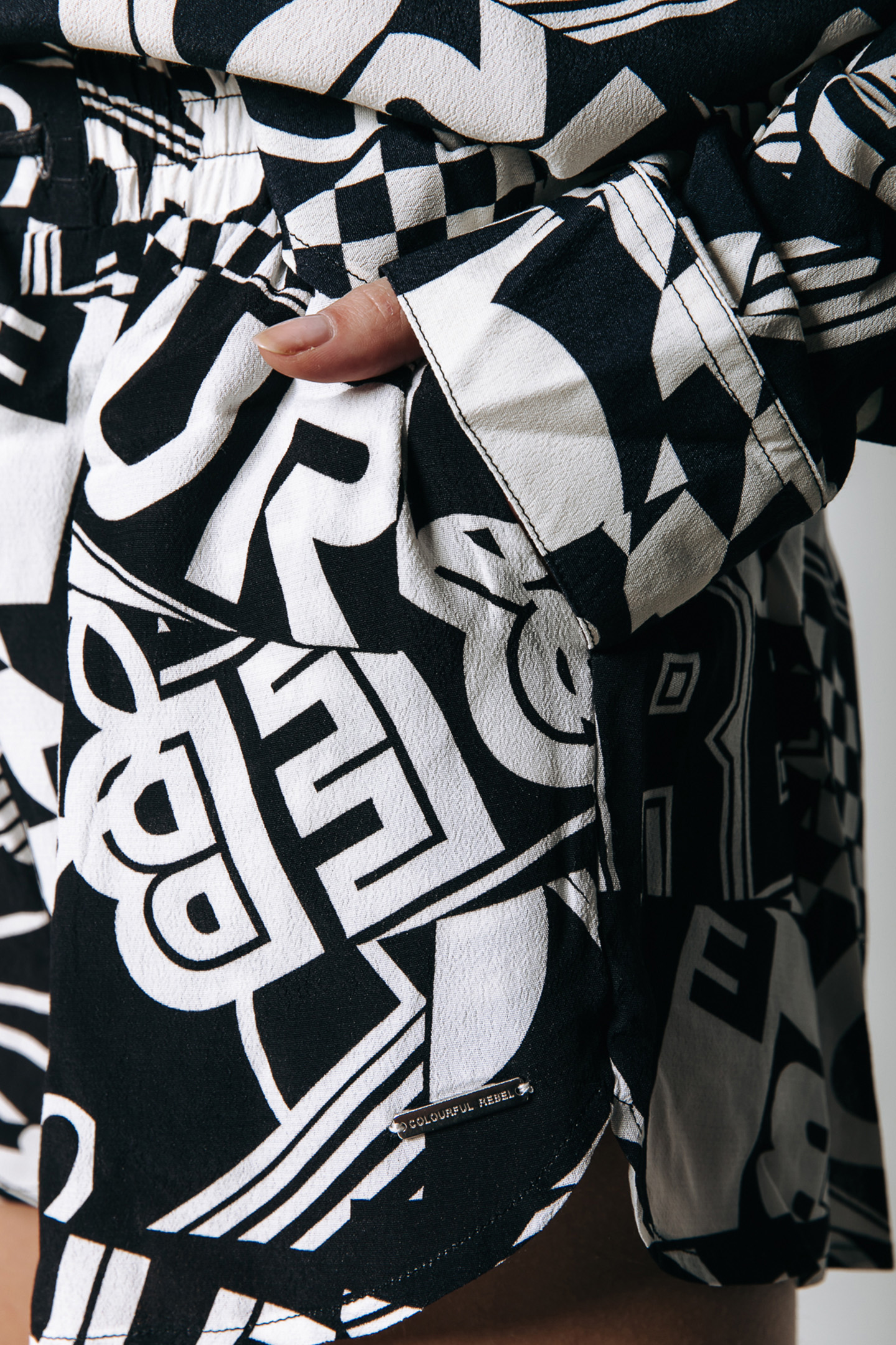 OLET LETTER BUTTON DOWN BLOUSE BLACK/WHITE 5