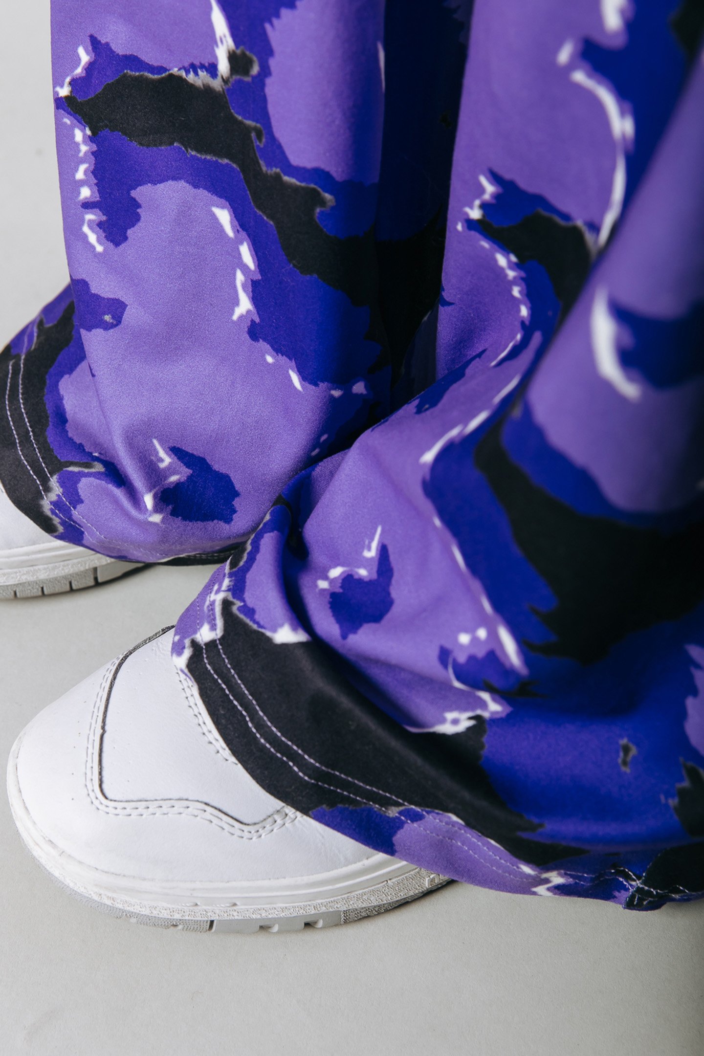 GRAPHIC FLOWER PEACHED EXTRA FLARE PANTS LIGHT LILAC 4