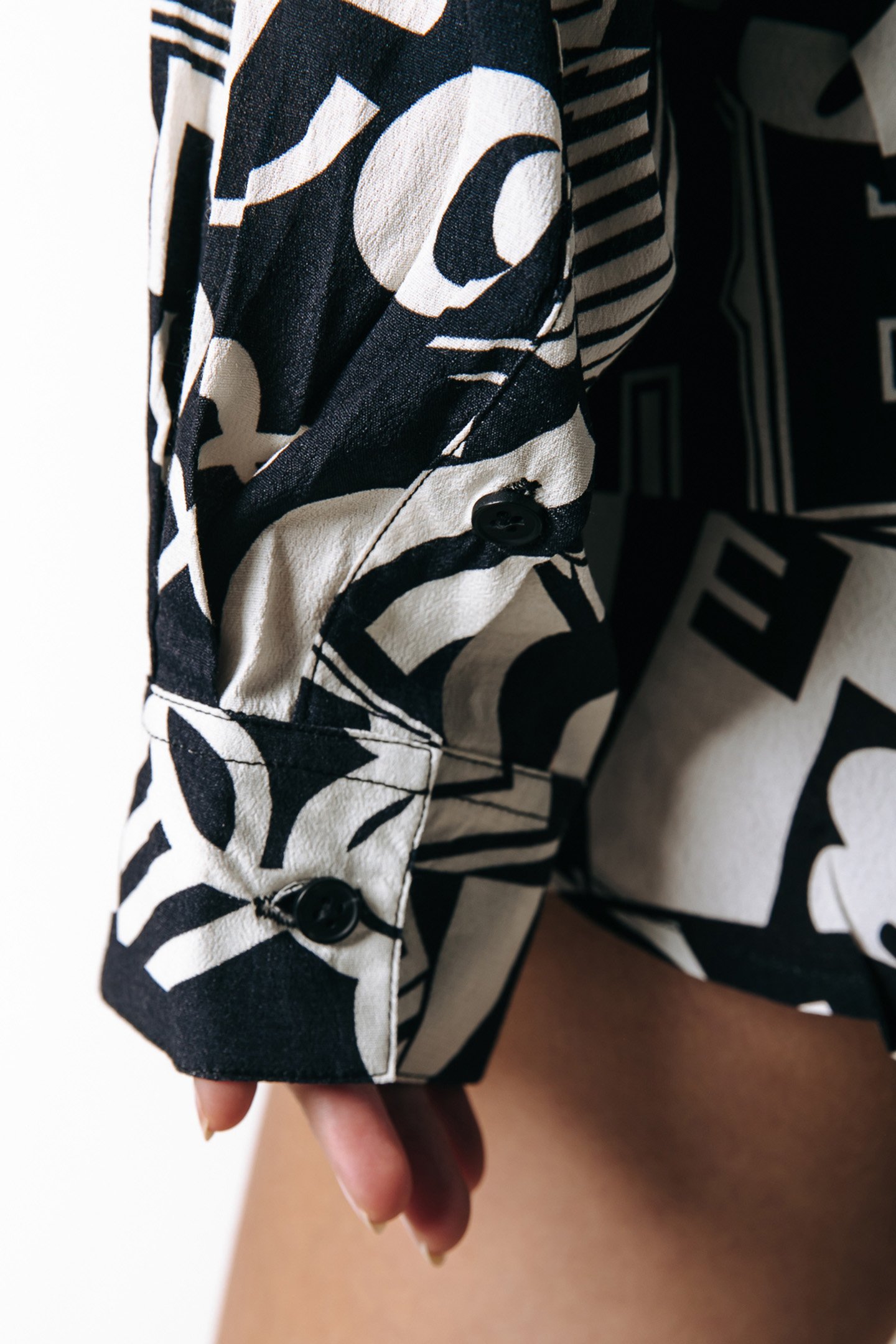 OLET LETTER BUTTON DOWN BLOUSE BLACK/WHITE 4