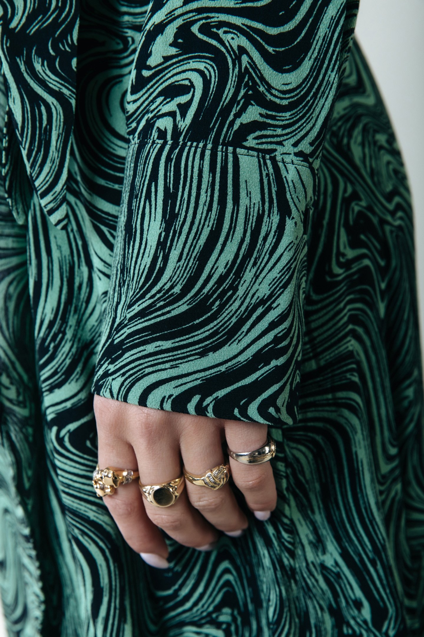 LEA LIQUID PAINT WRAP MIDI DRESS LS SOFT GREEN 4