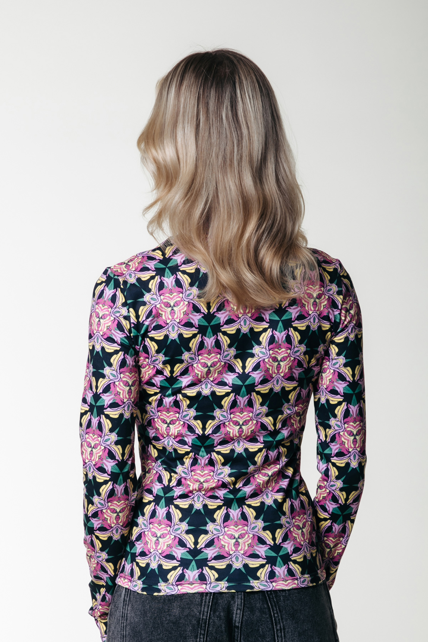 NEYO GRAPHIC FLOWER PEACHED TURTLENECK TOP SOFT GREEN 2