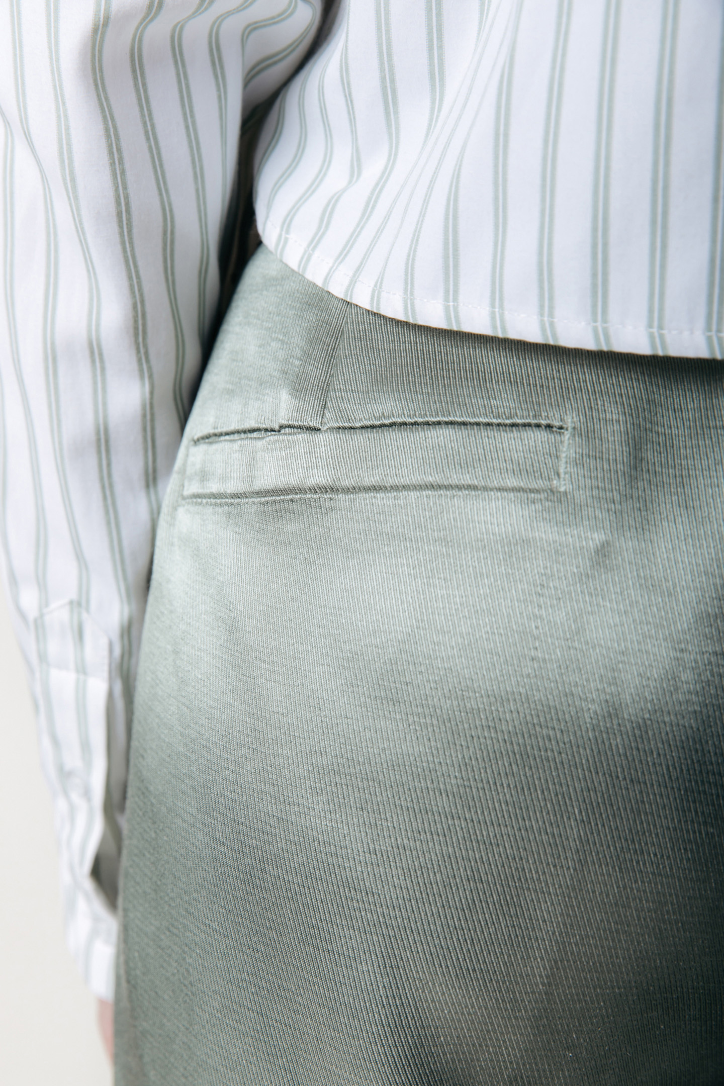 WENDE SATIN PINTUCK LOW WAIST PANTS SOFT GREEN 5