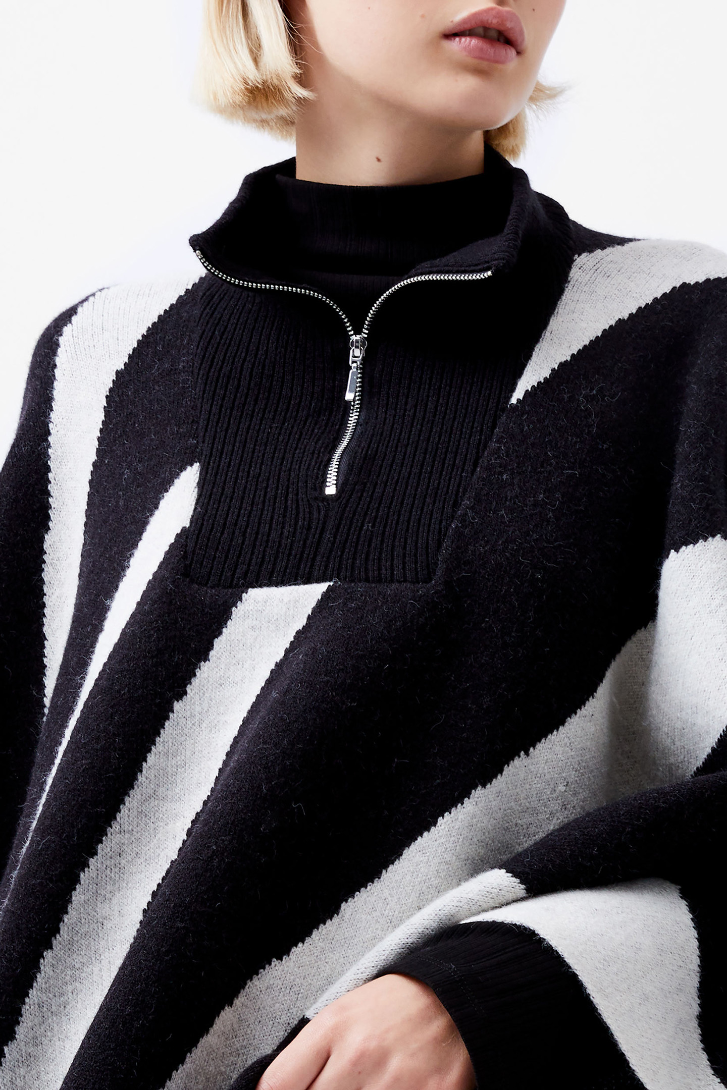 JULIANNA PONCHO BLACKOUT/CLASS CREAM 4