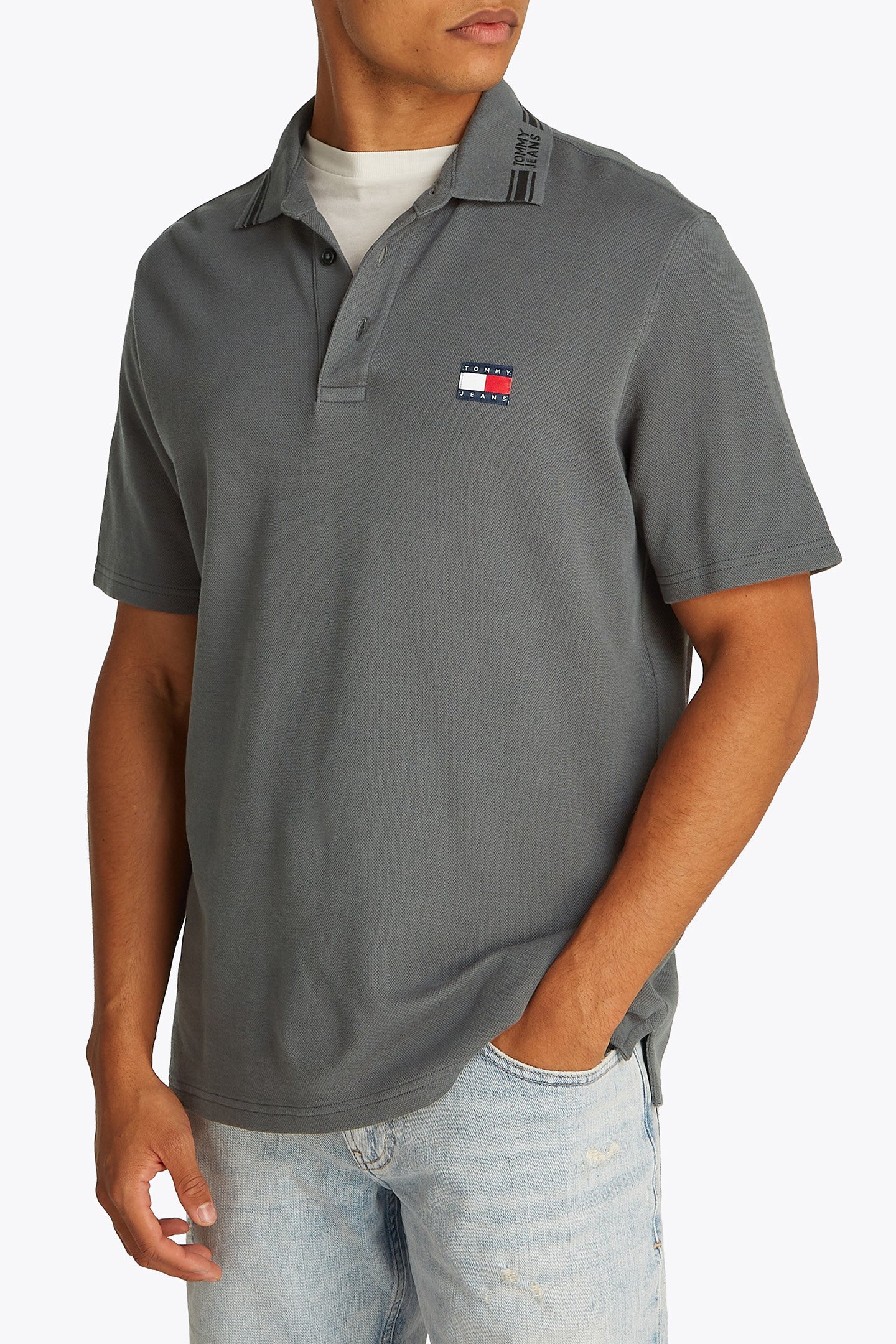 TJM REG BRANDED NECK WASHED BLACK by Tommy Hilfiger
