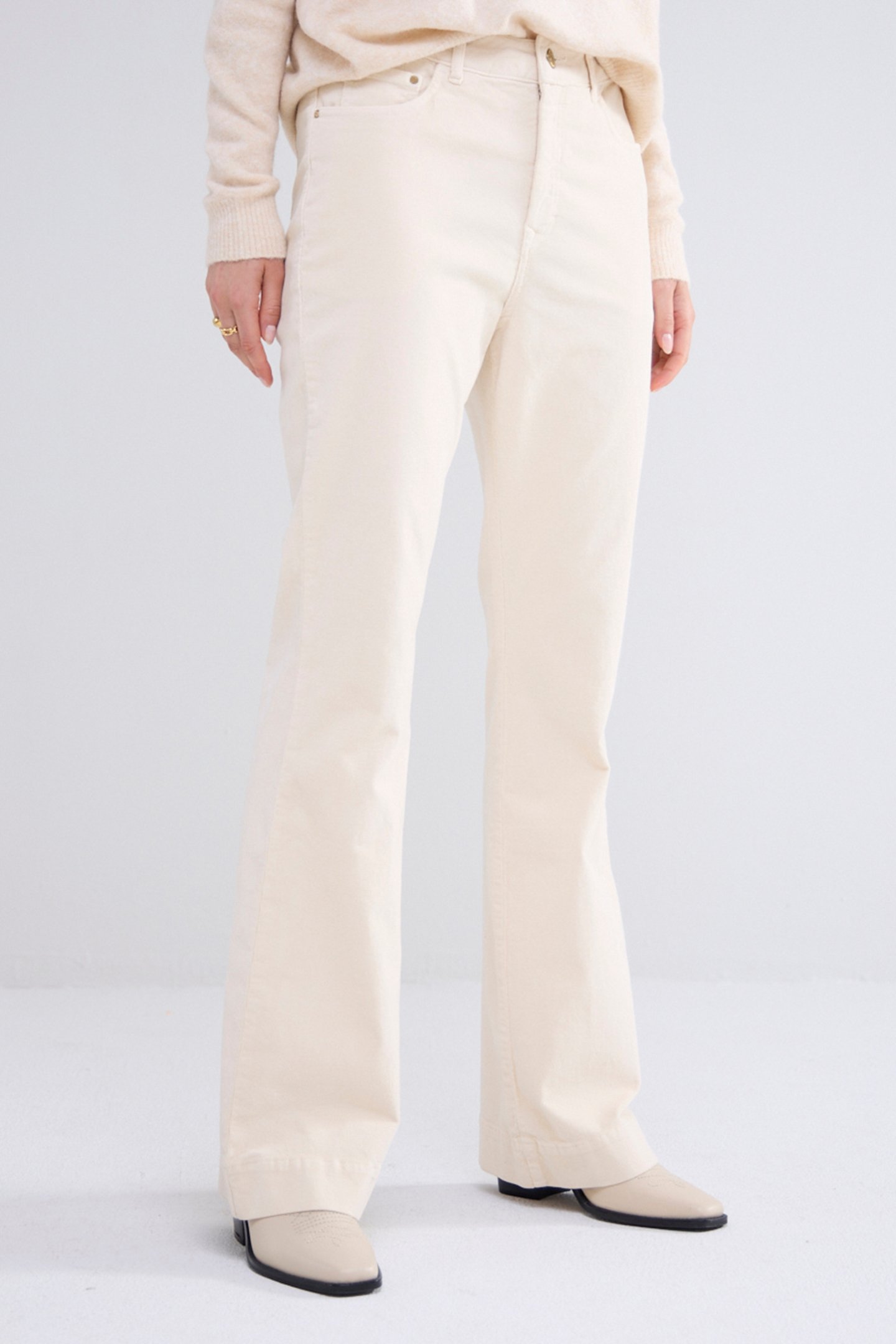 SLIM FLARED PANTS STRETCH BABY CORD WHITES by Summum Woman