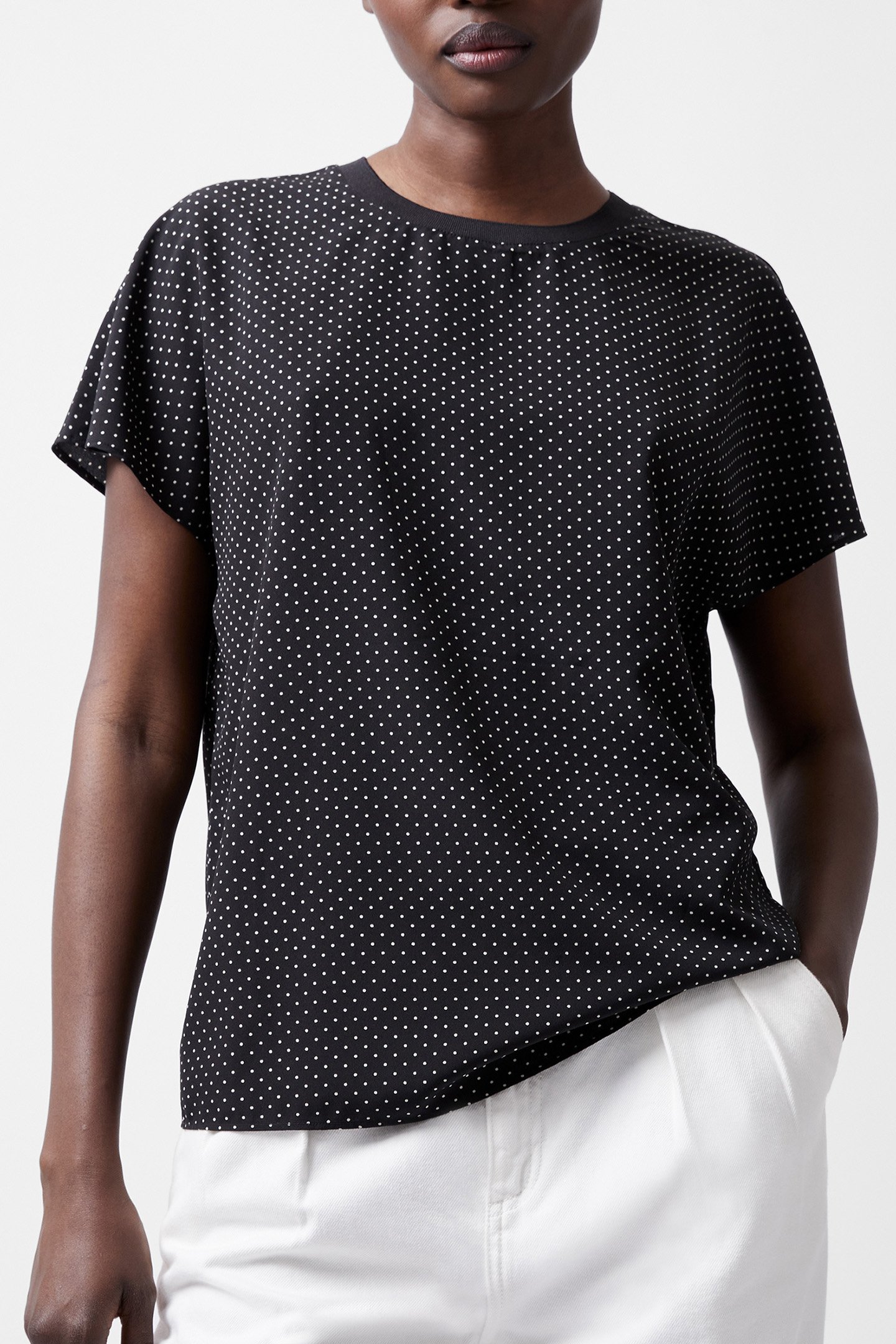 DOTTY SPOT ABENY CREW NECK TOP BLACKOUT/SUMMER WHIT by French Connection