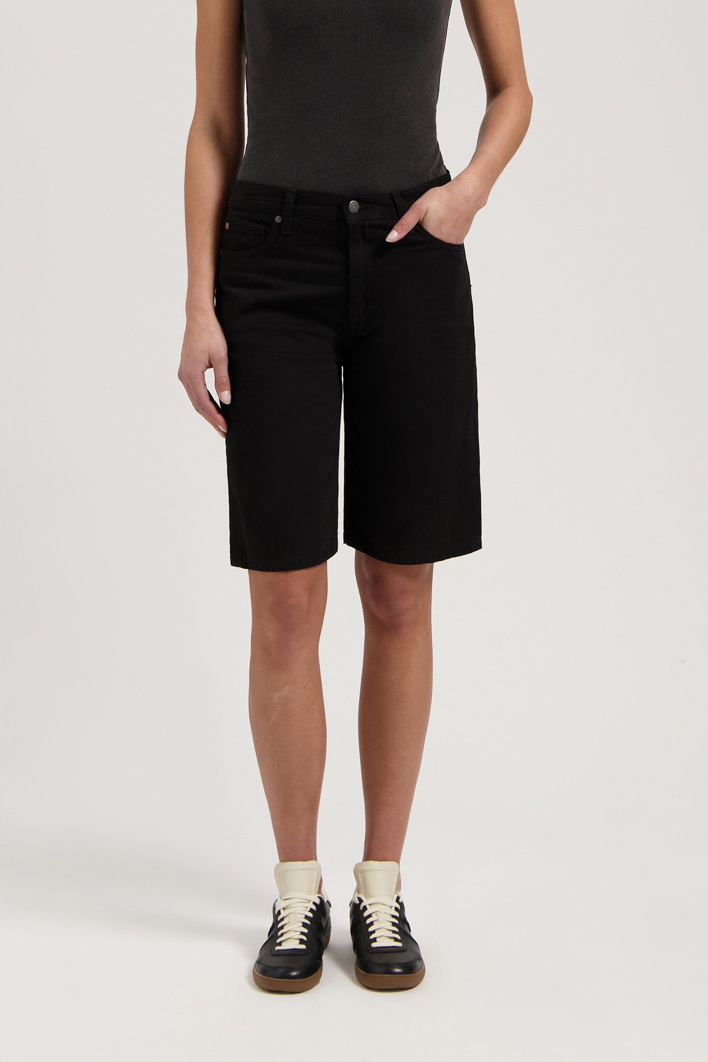 SUZY MID SHORT - BLACKDIP BLACKDIP by Mud Jeans