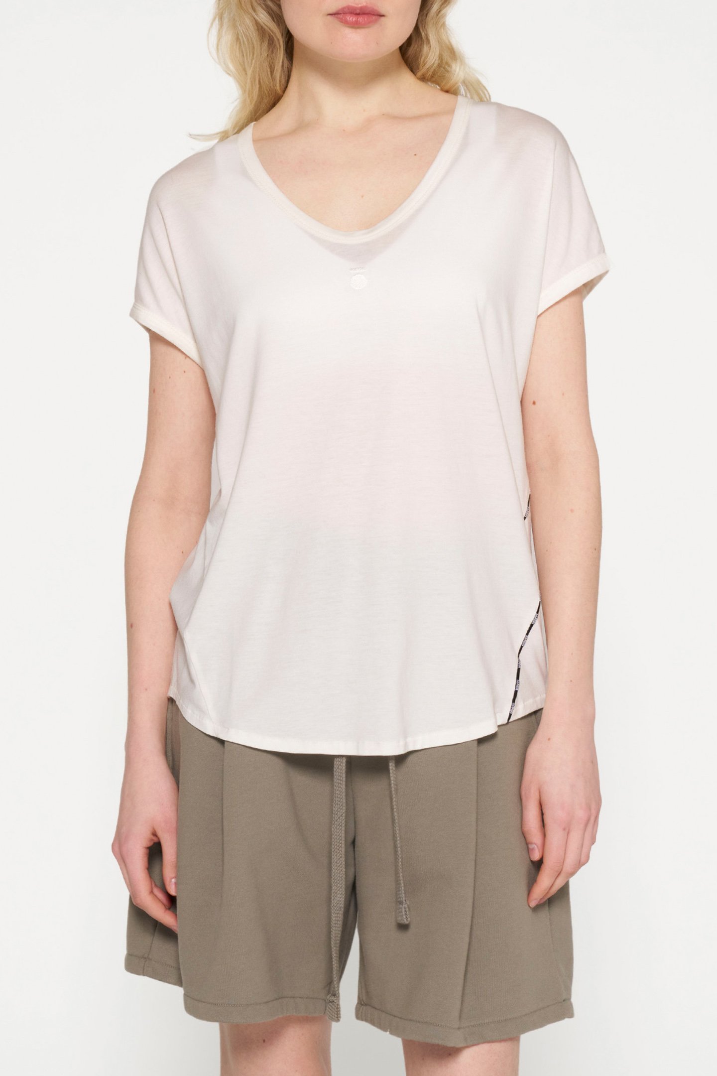 V-NECK TEE MEDAL ECRU by 10DAYS