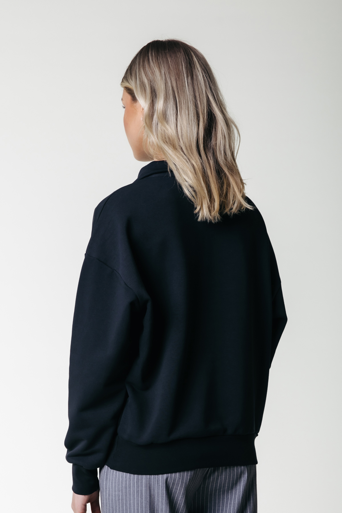 UNI LOGO RELAXED ZIP SWEAT BLACK 2