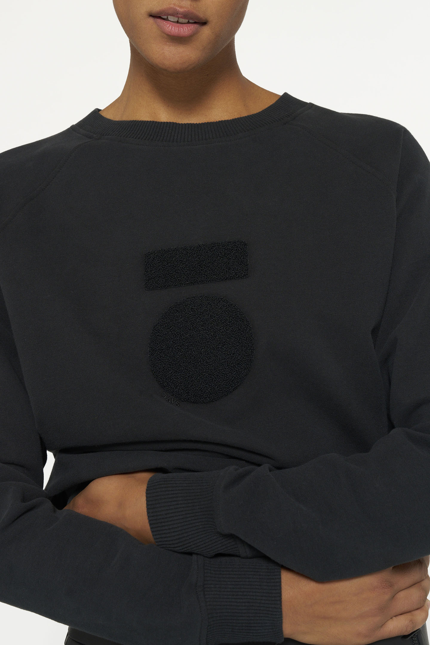 THE CREW NECK SWEATER BLACK 6
