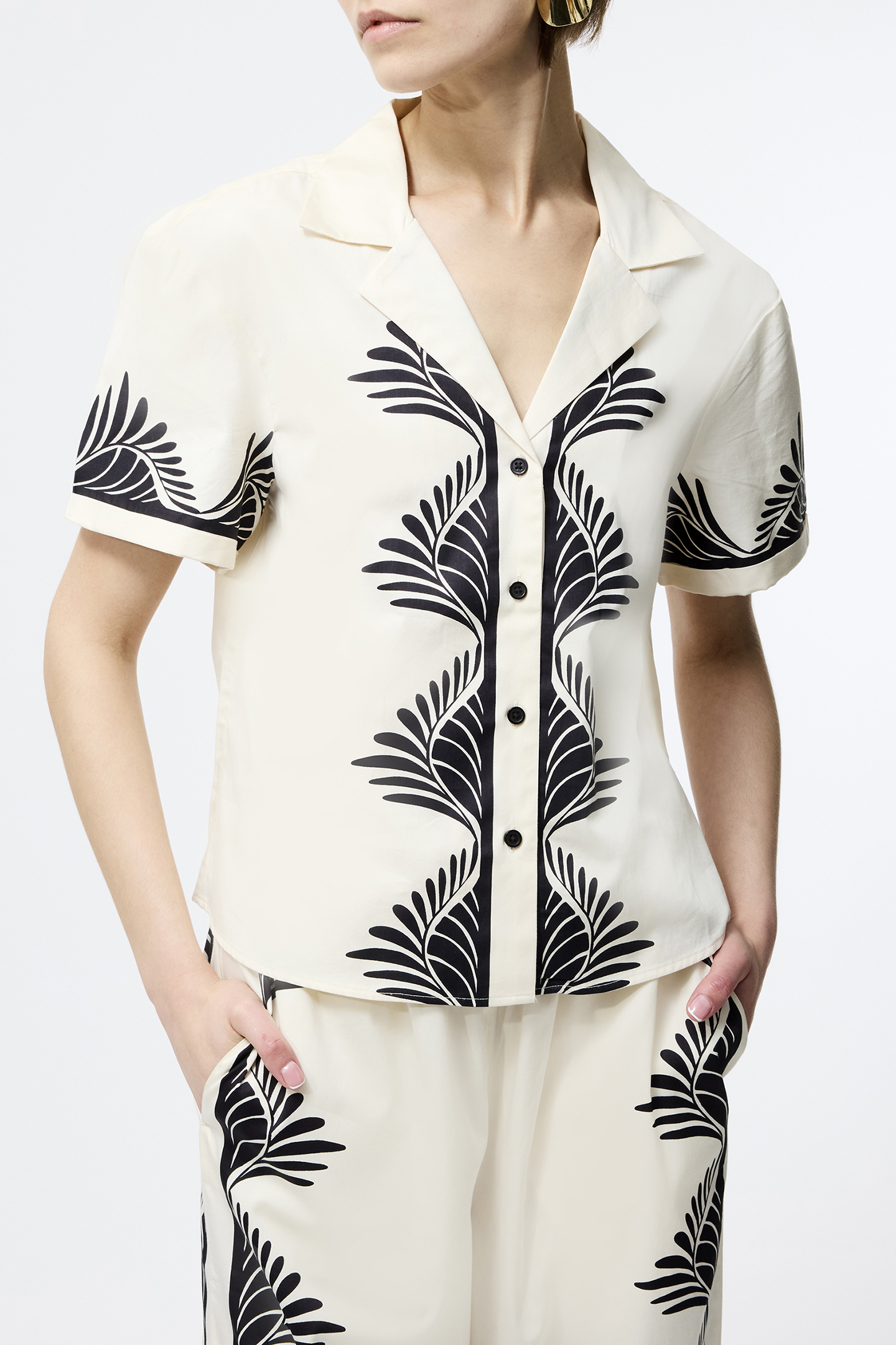 NOLA ALEXIS PRINTED SS TOP CREAM/BLACK by French Connection