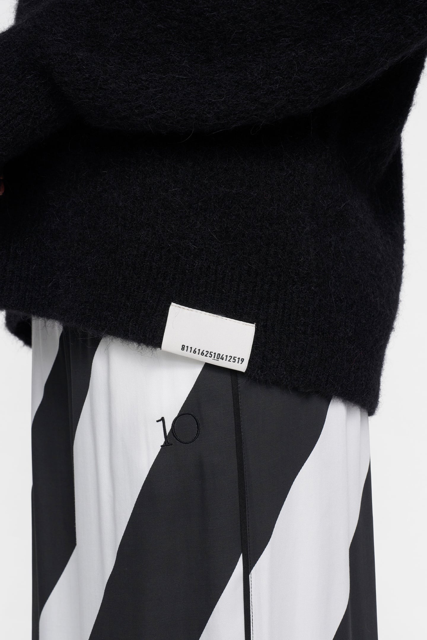 DEEP NECK KNIT SWEATER BLACK 6