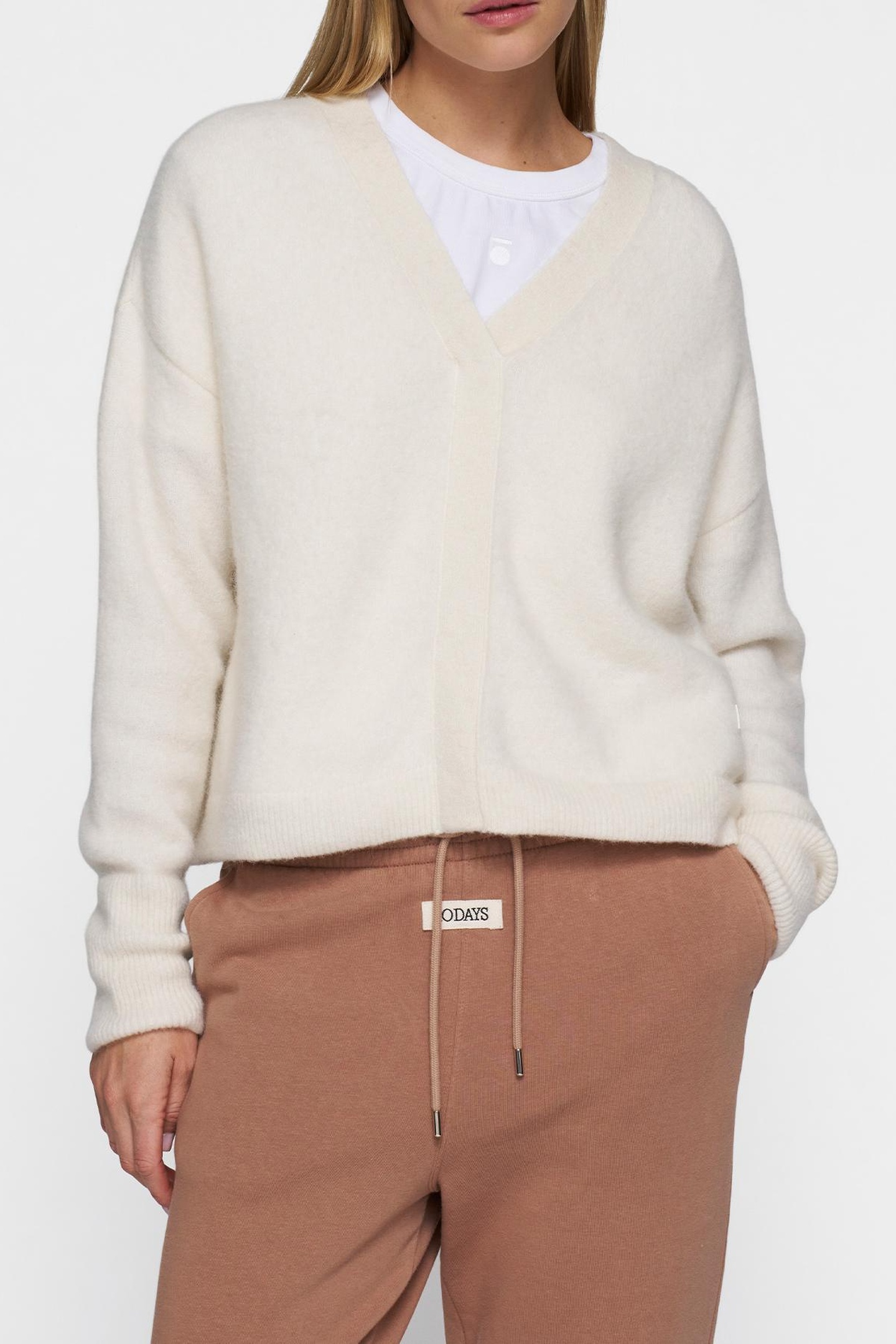 V-NECK KNIT SWEATER 1002 2