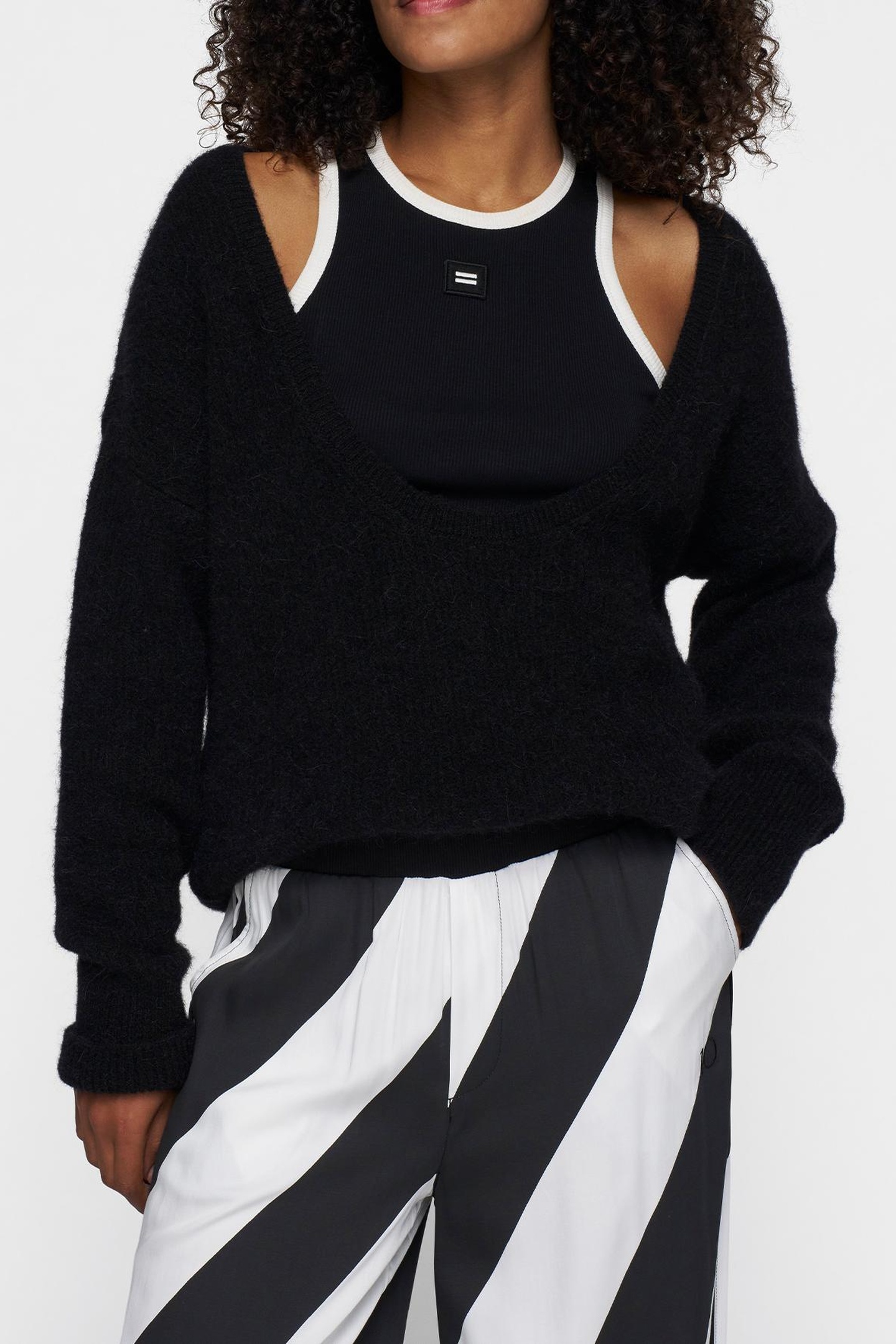 DEEP NECK KNIT SWEATER BLACK 1