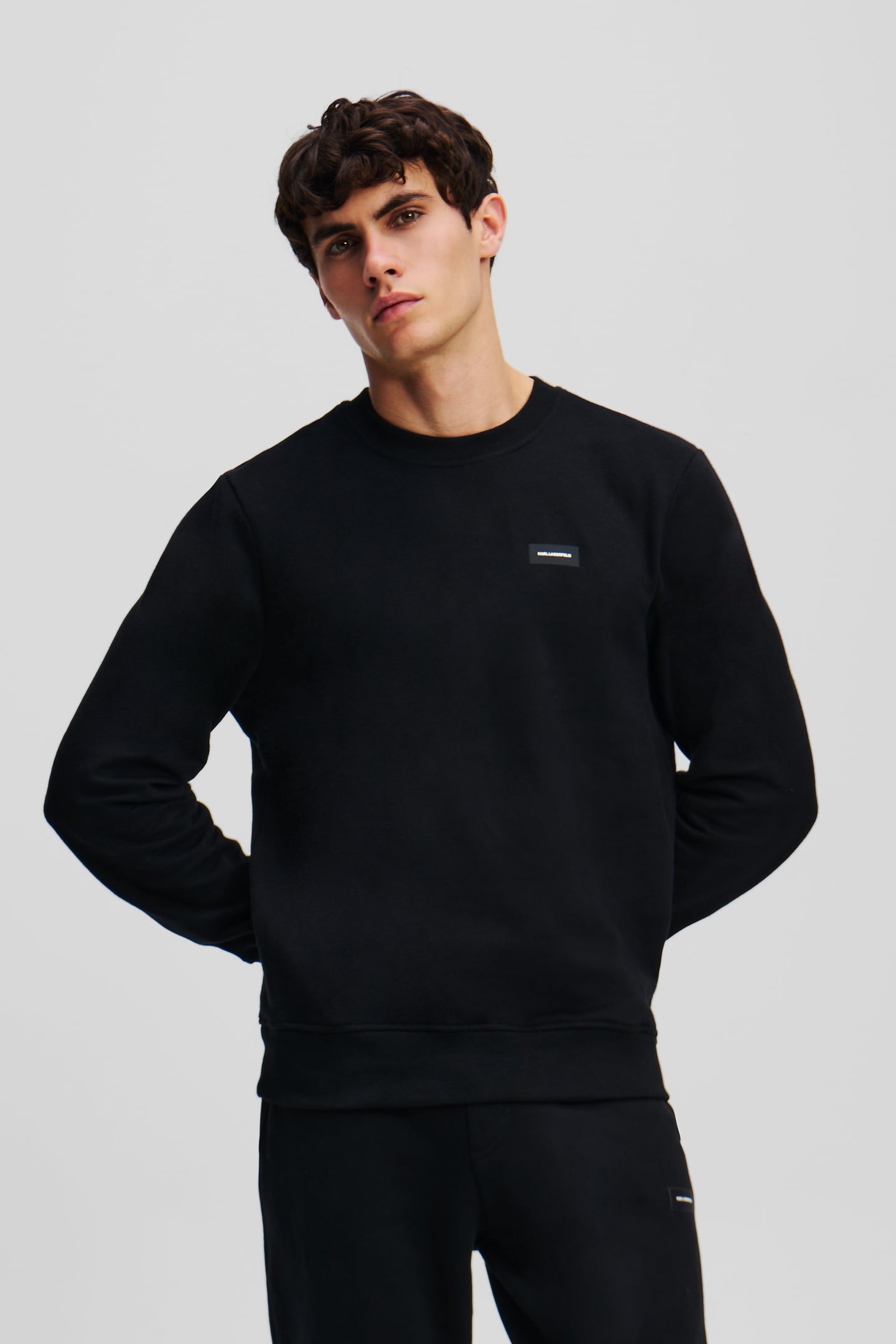 BLACK ESSENTIAL LOGO SWEATSHIRT 1