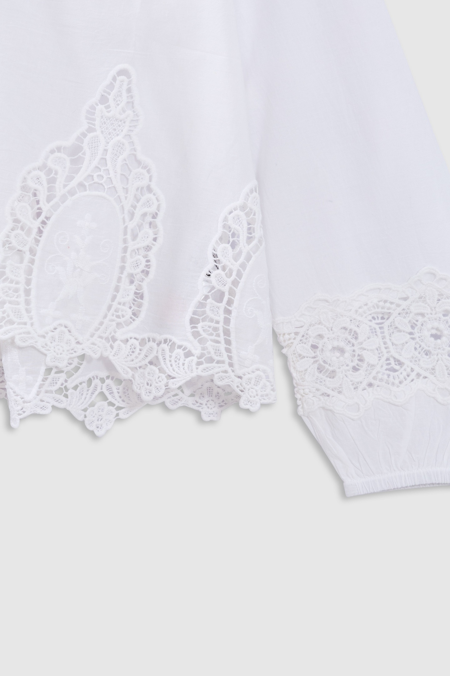 LOOSE-FITTING WHITE BLOUSE DECORATED WITH LACE EMBROIDERY 3