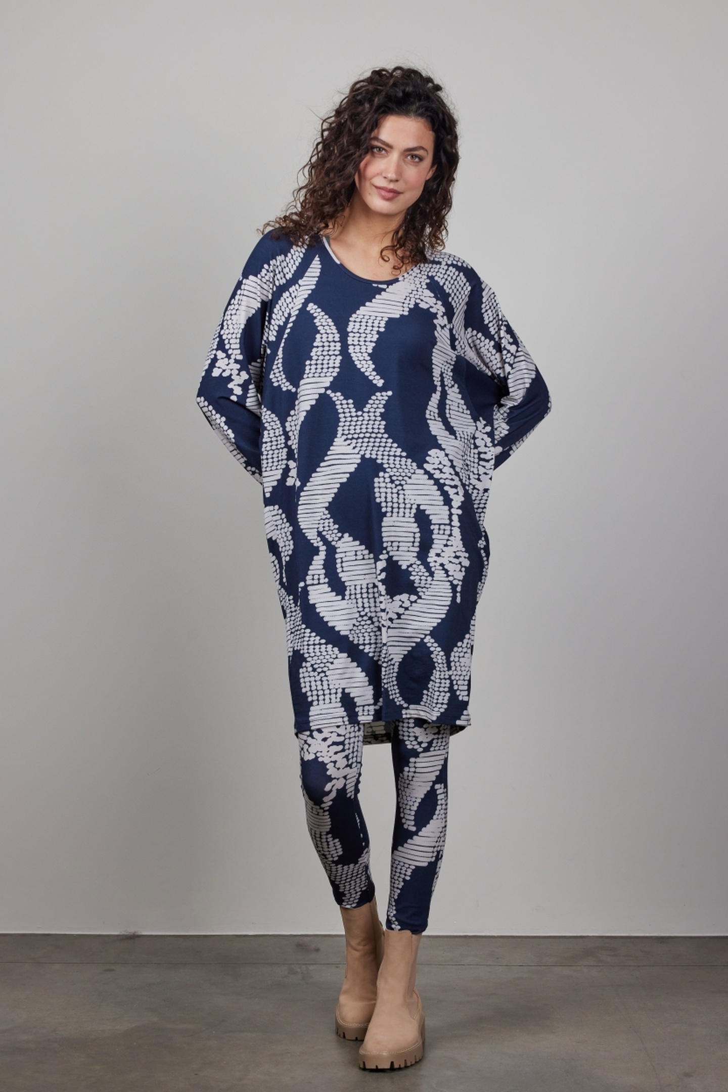 BASIC LEGGING  IN DARKBLUE MET DANCING DOTS PRINT 1