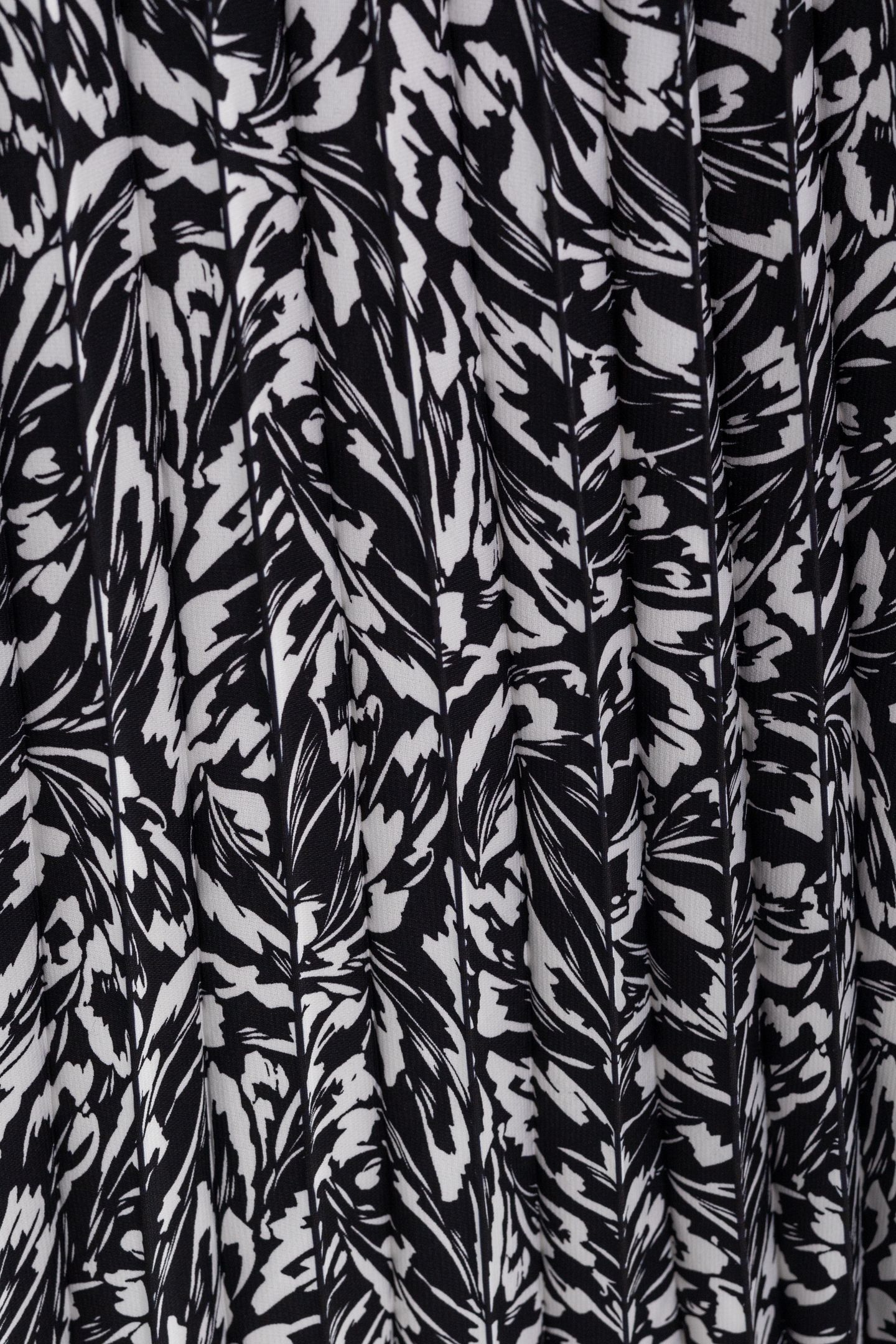 MINIMAL FLOWER PRINT BLACK PLEATED SKIRT 6