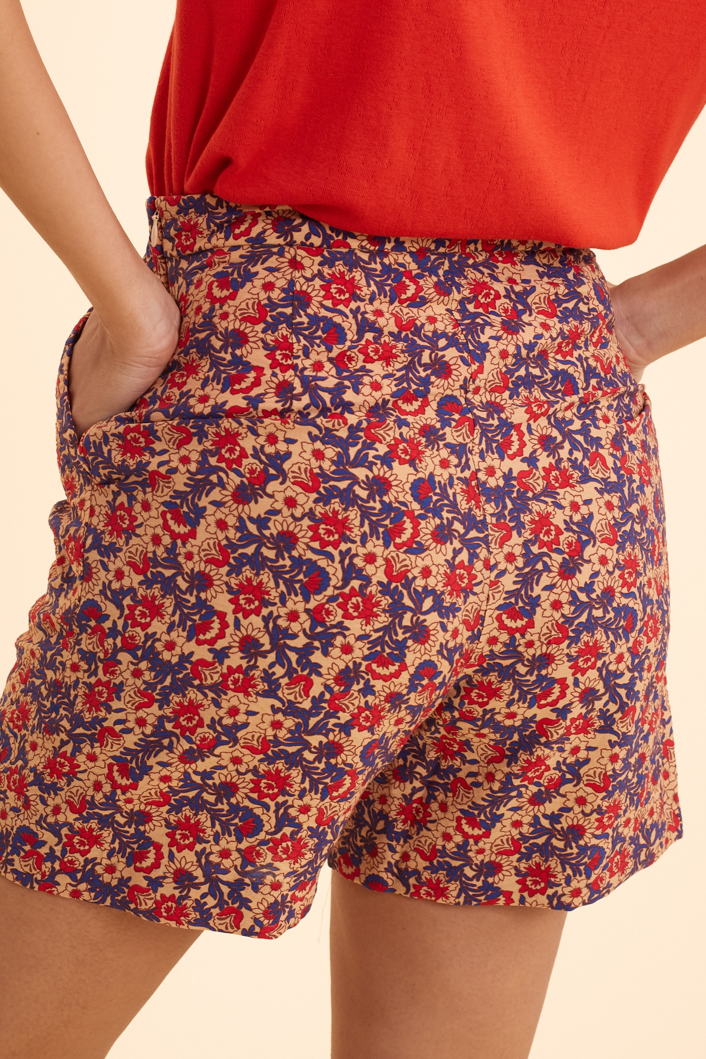 RED BELTED SHORTS WITH FLOWERY PRINT ECRU 5