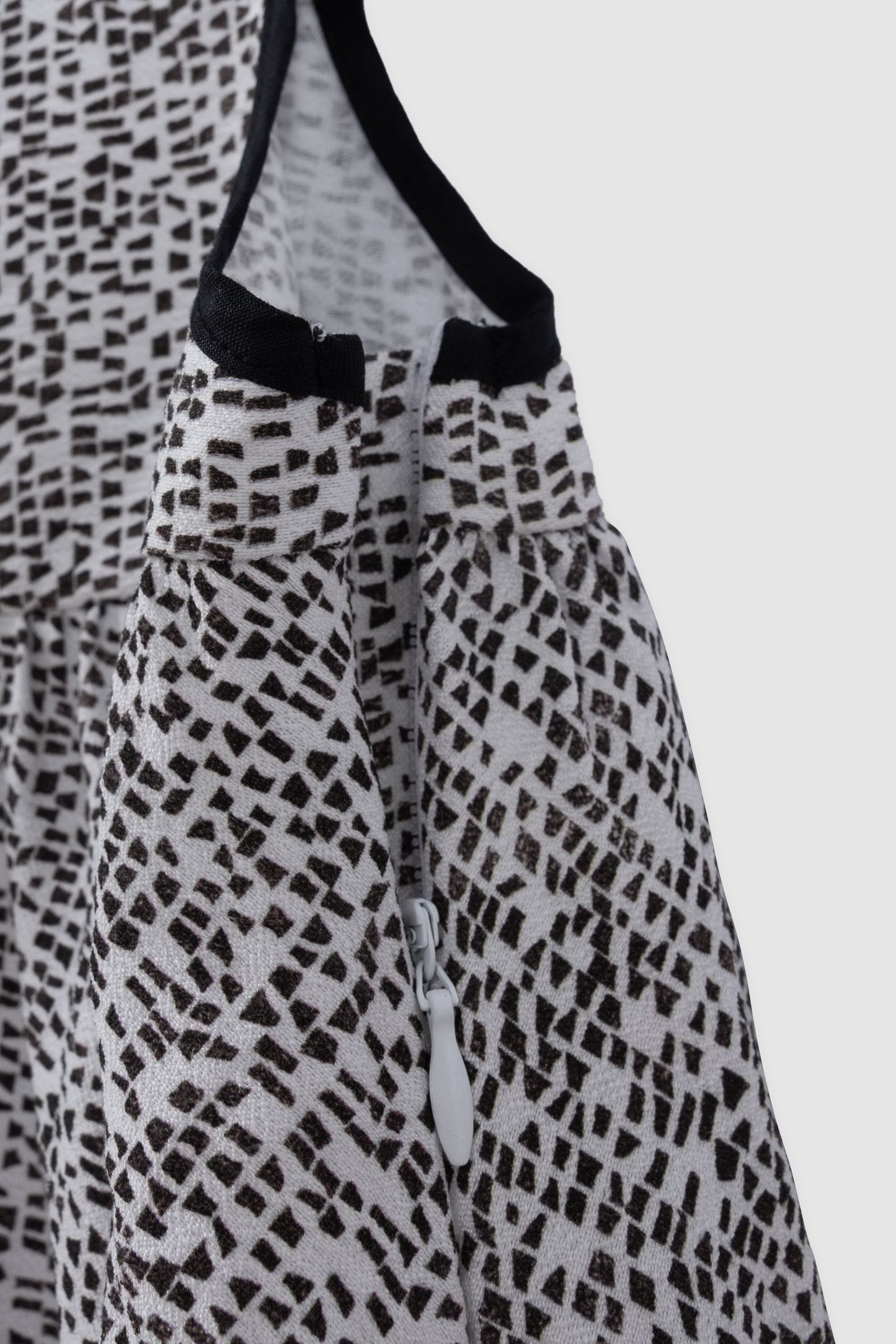 BLACK GRAPHIC PRINT CAMISOLE 4