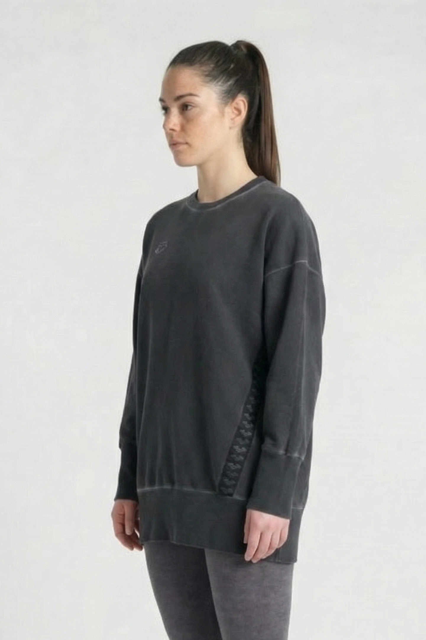 WOMEN'S ARENA ICONS OVERSIZE CREW DELAVE BLACK WHITE 3