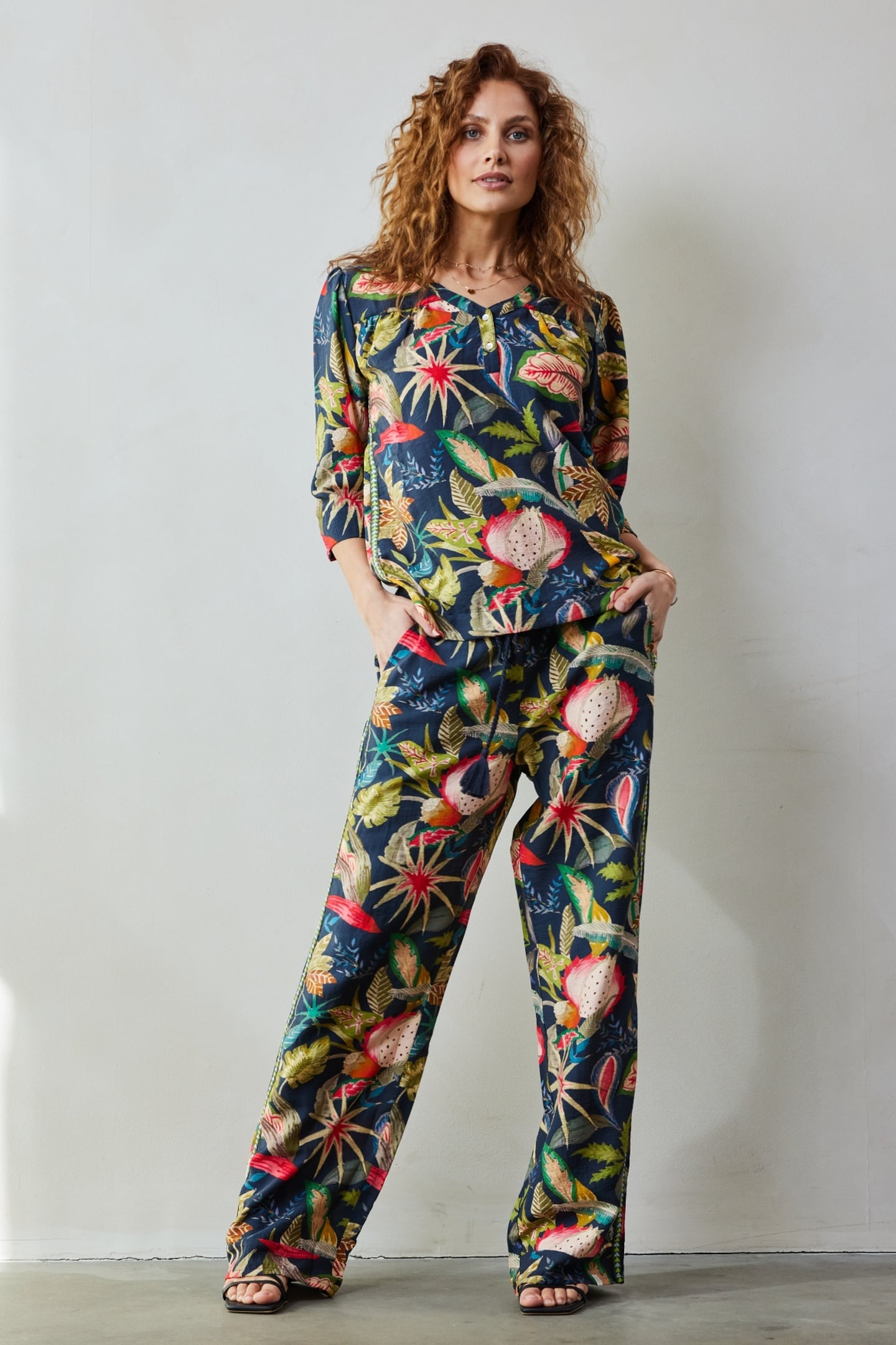 BLOUSE PEARL IN DARK BLUE IN MANGO TANGO PRINT 2