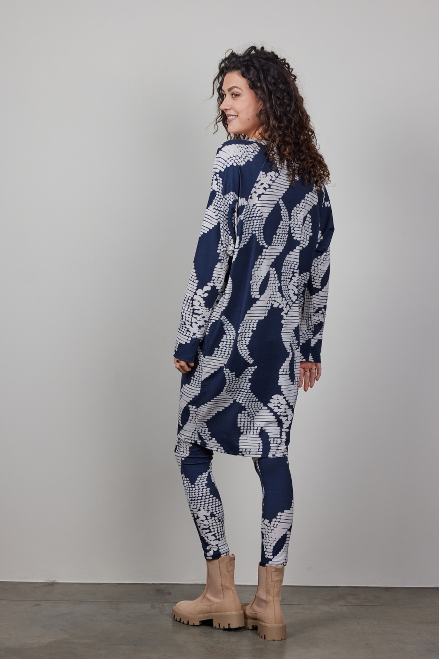 BASIC LEGGING  IN DARKBLUE MET DANCING DOTS PRINT 2