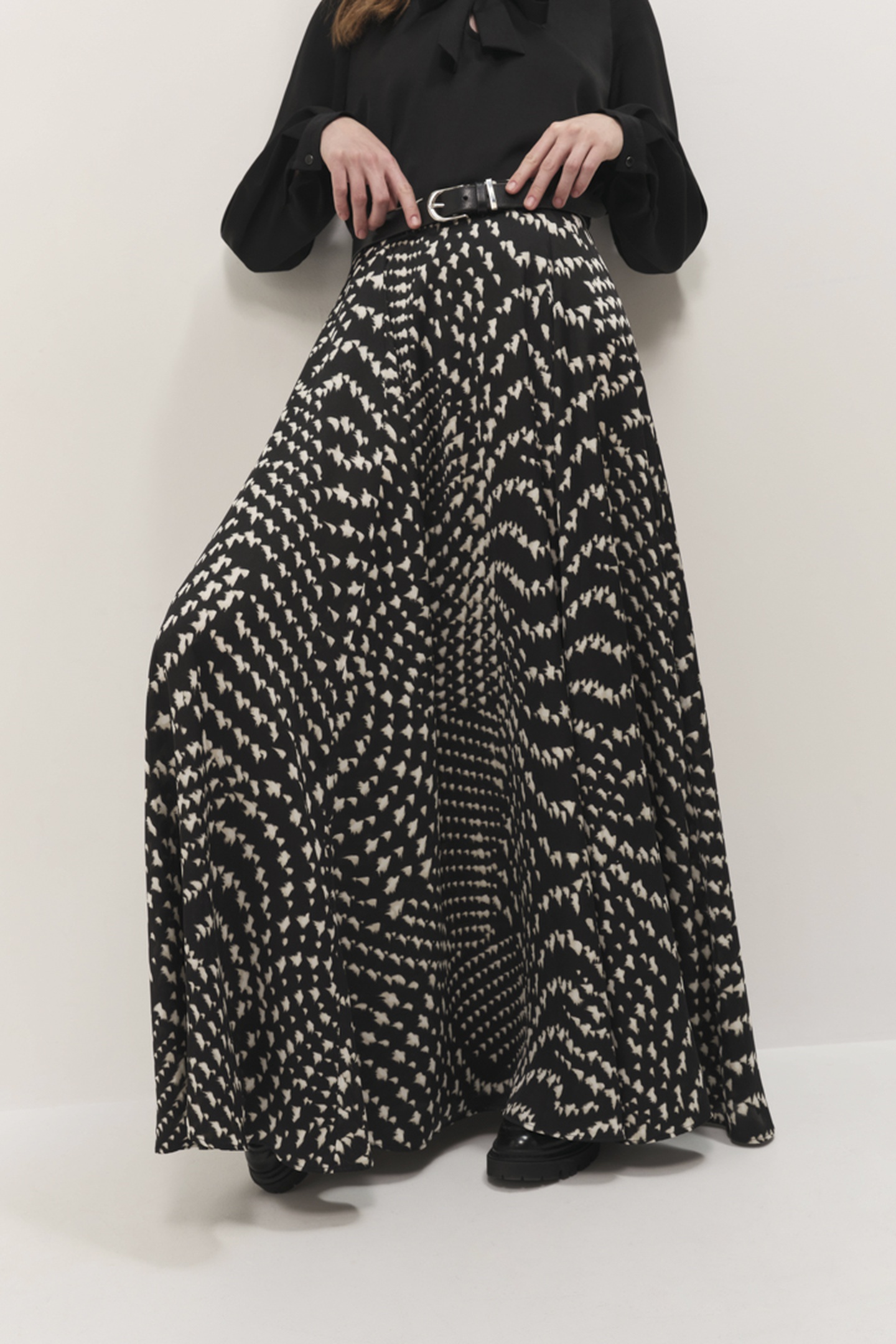 JAFNA - LONG BLACK SKIRT WITH OPTICAL PRINT 1