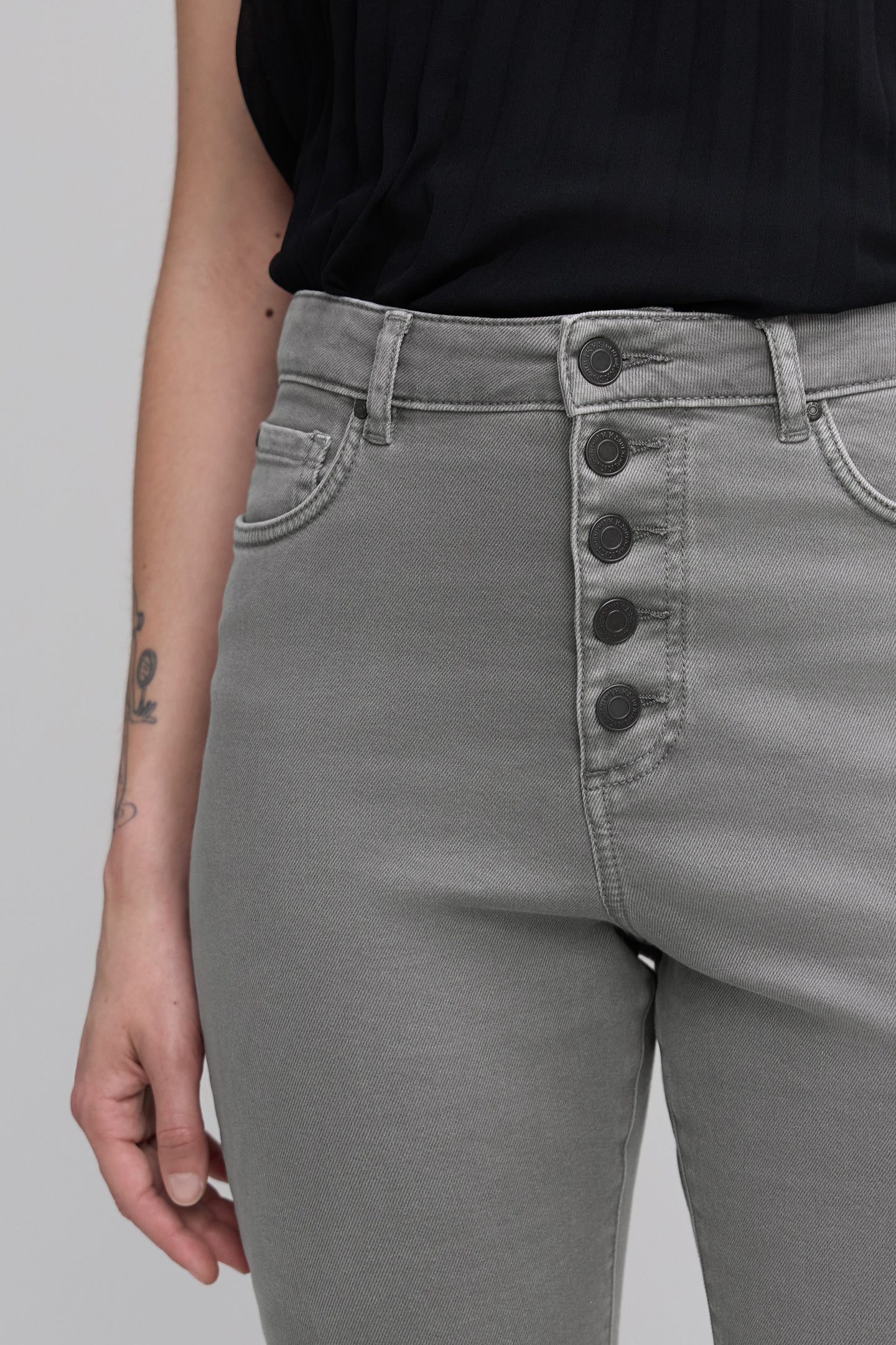 WATERLESS GREY STRAIGHT JEANS BUTTONED WITH FRAGÉ BOTTOMS 8