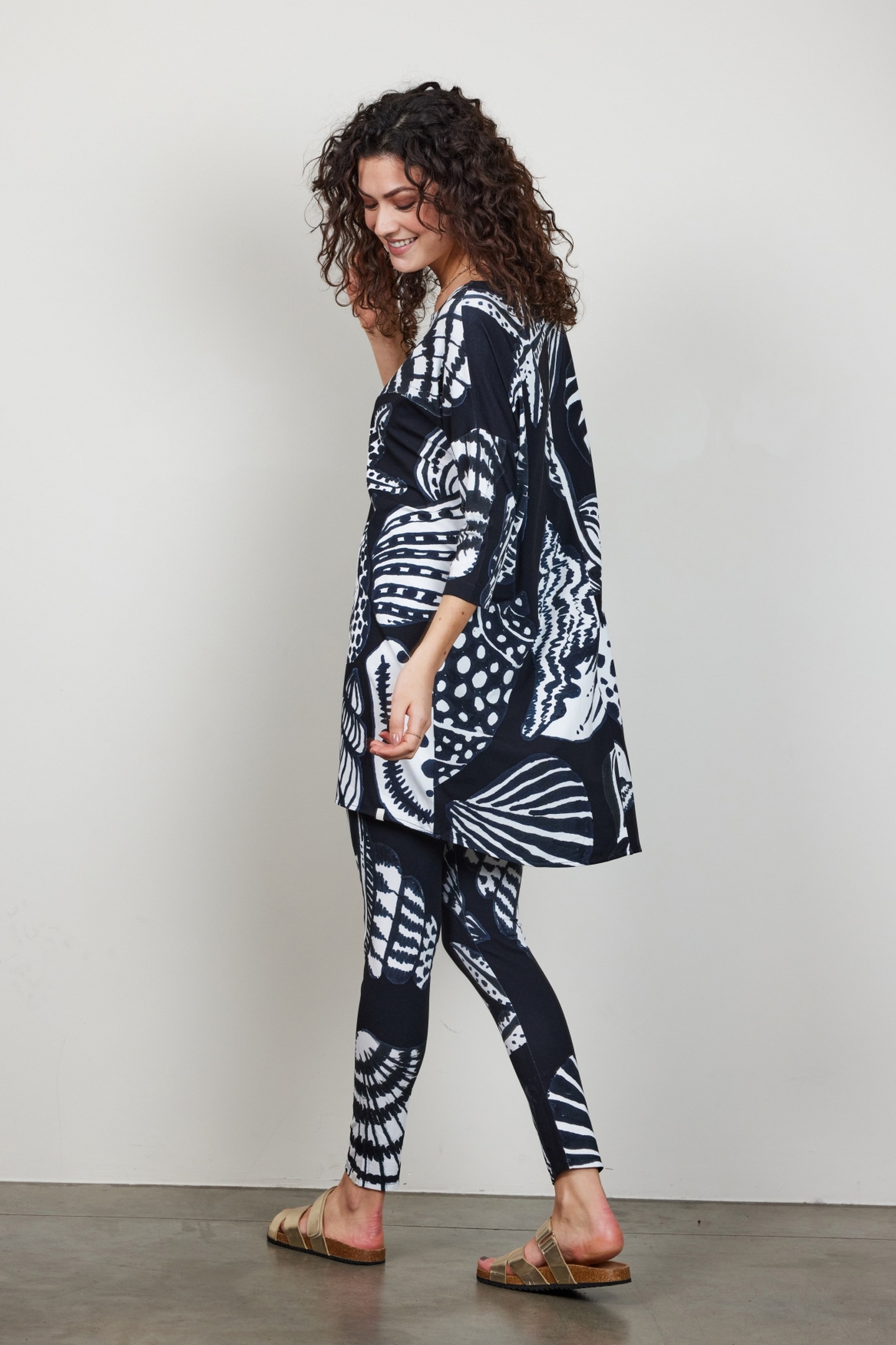 EASY LOOSE DRESS IN BLACK WITH SHELL SYMPHONY PRINT. 3