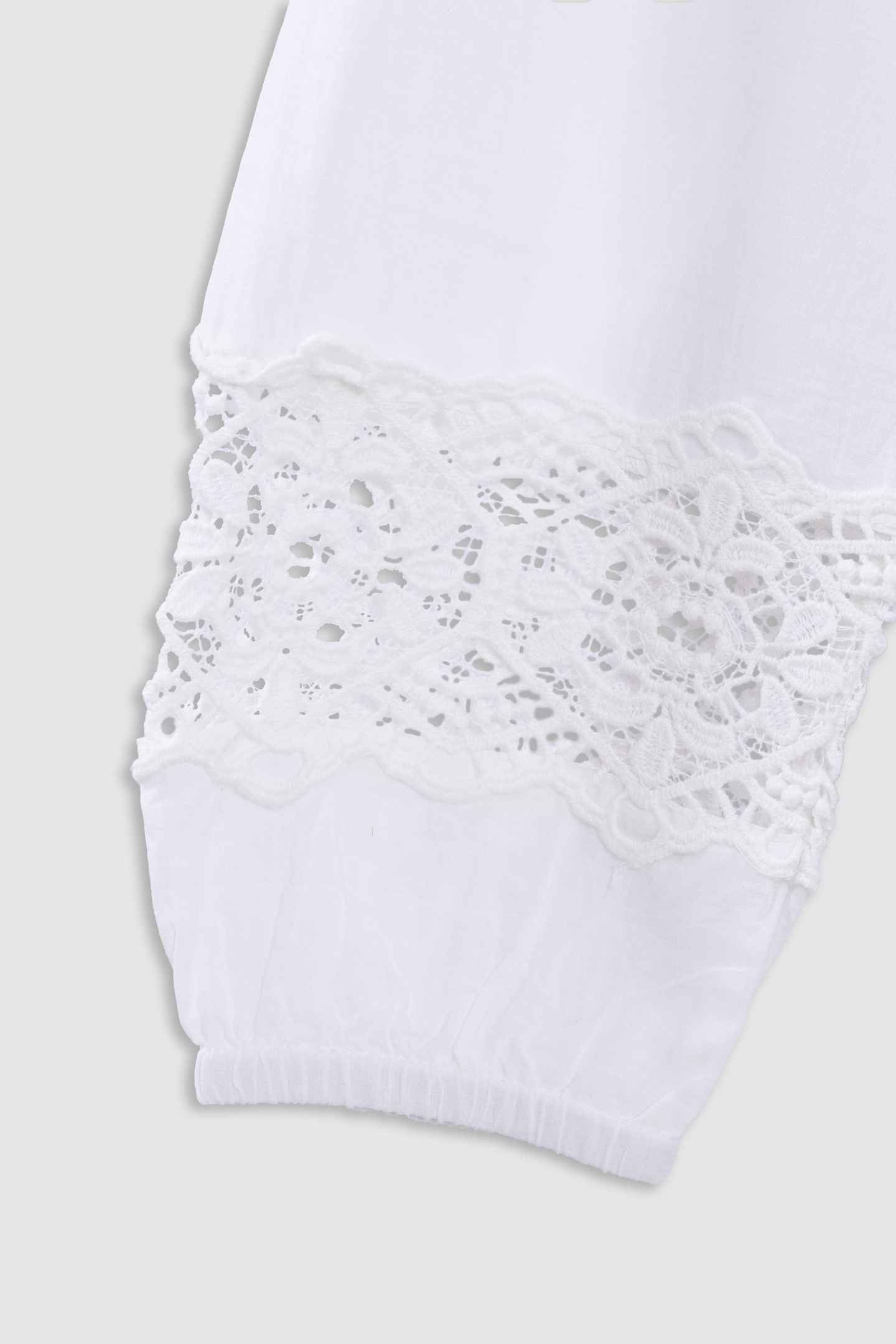 LOOSE-FITTING WHITE BLOUSE DECORATED WITH LACE EMBROIDERY 4