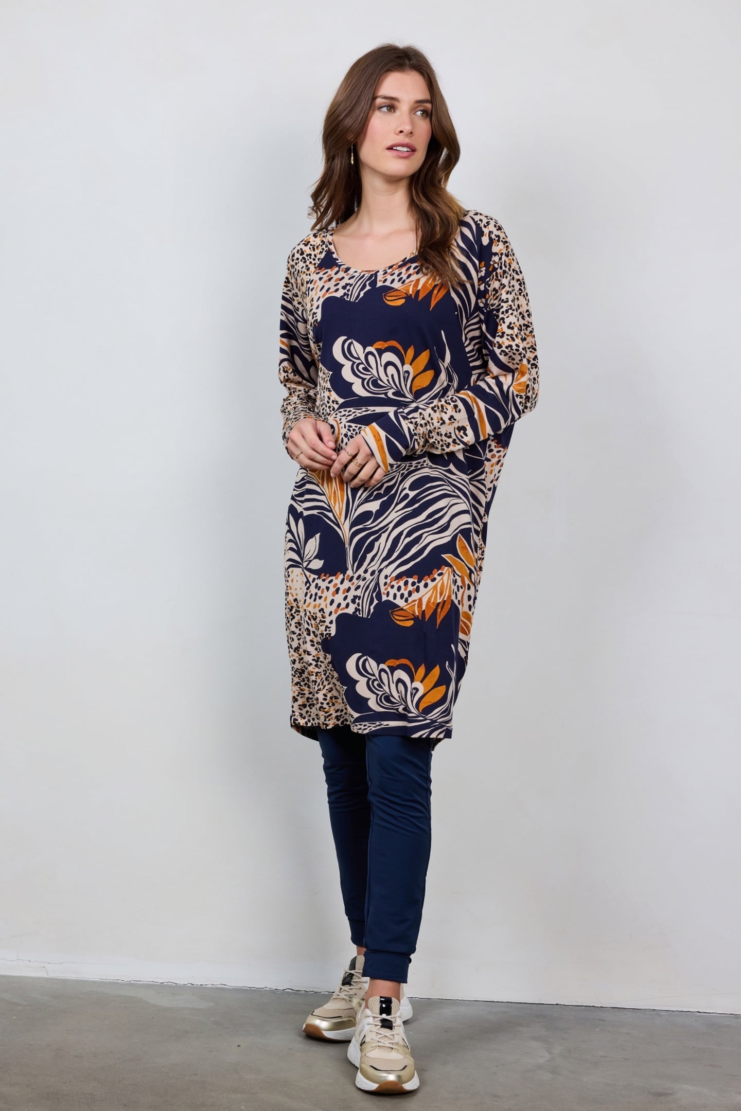 COMFY LOOSE DRESS IN DARKBLUE WITH WILDFLOWER PRINT 2
