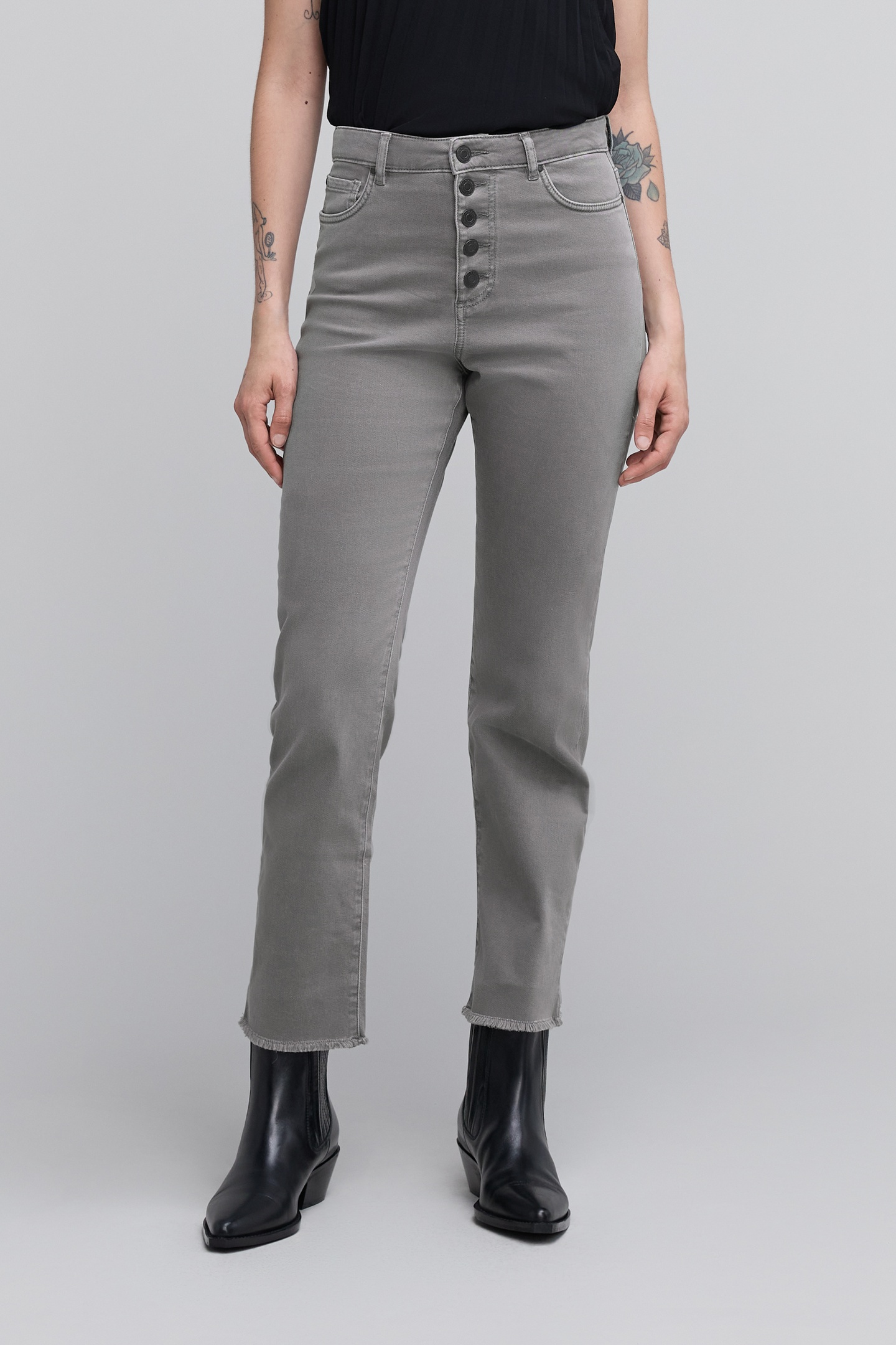 WATERLESS GREY STRAIGHT JEANS BUTTONED WITH FRAGÉ BOTTOMS 2
