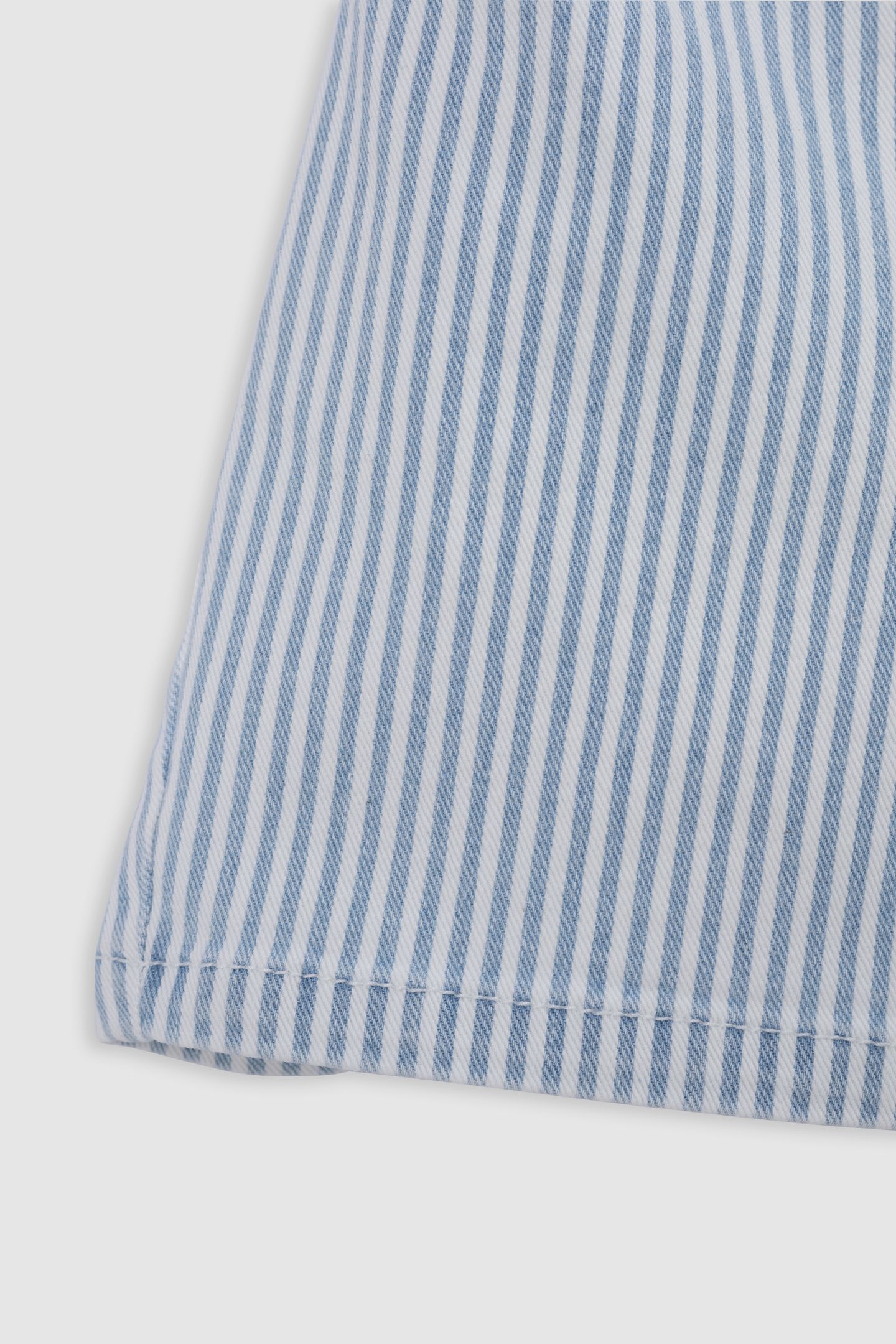 WHITE DENIM SHORTS WITH BLUE STRIPES 4