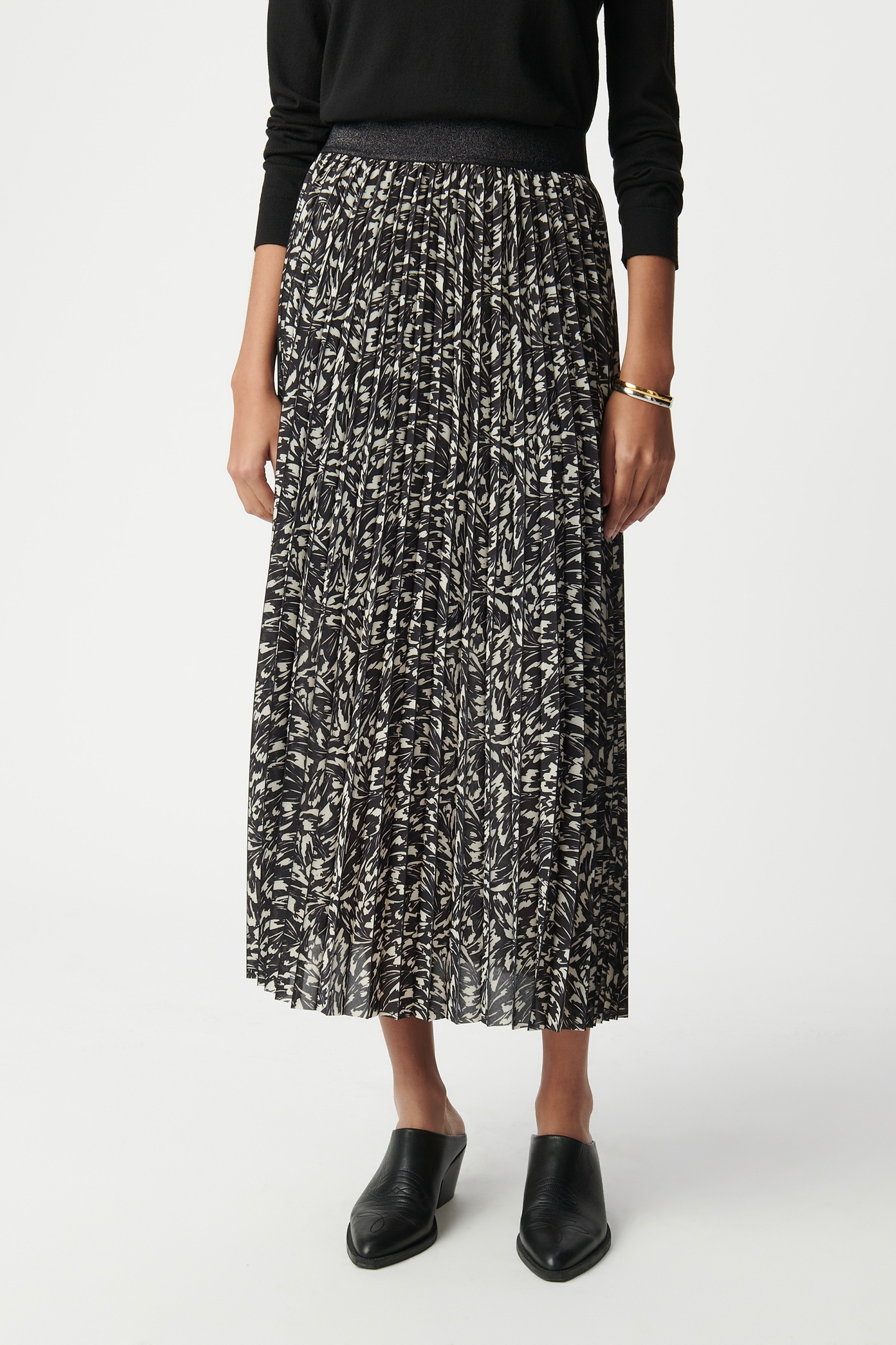 MINIMAL FLOWER PRINT BLACK PLEATED SKIRT 2