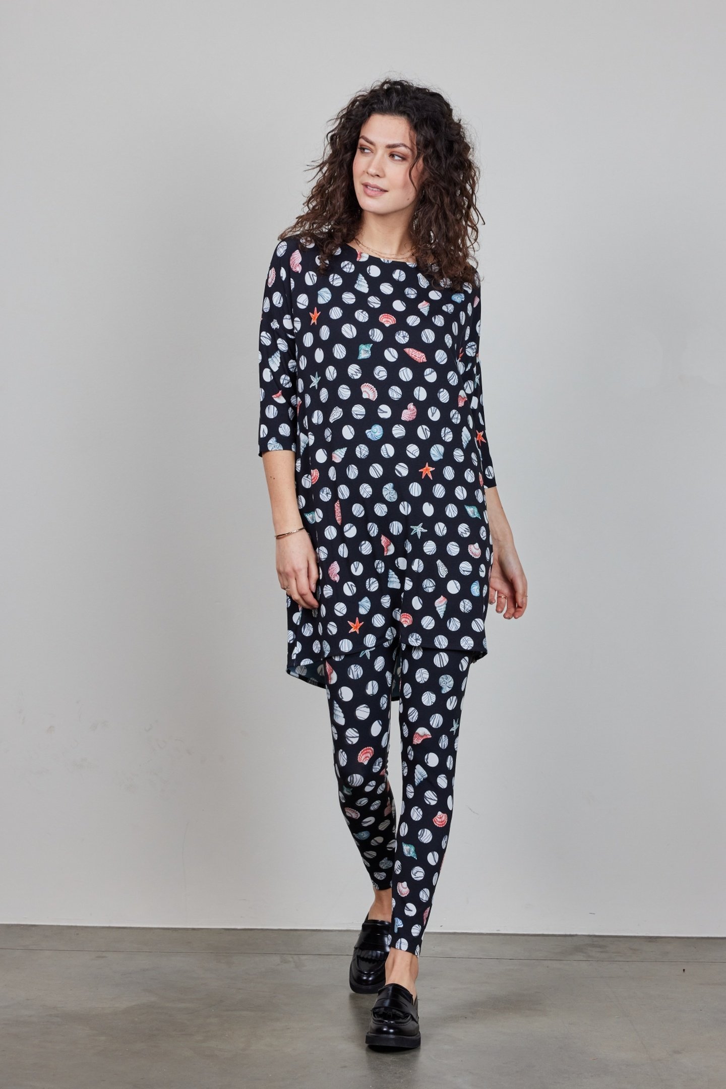 BASIC LEGGING IN BLACK WITH CORAL COVE PRINT 2