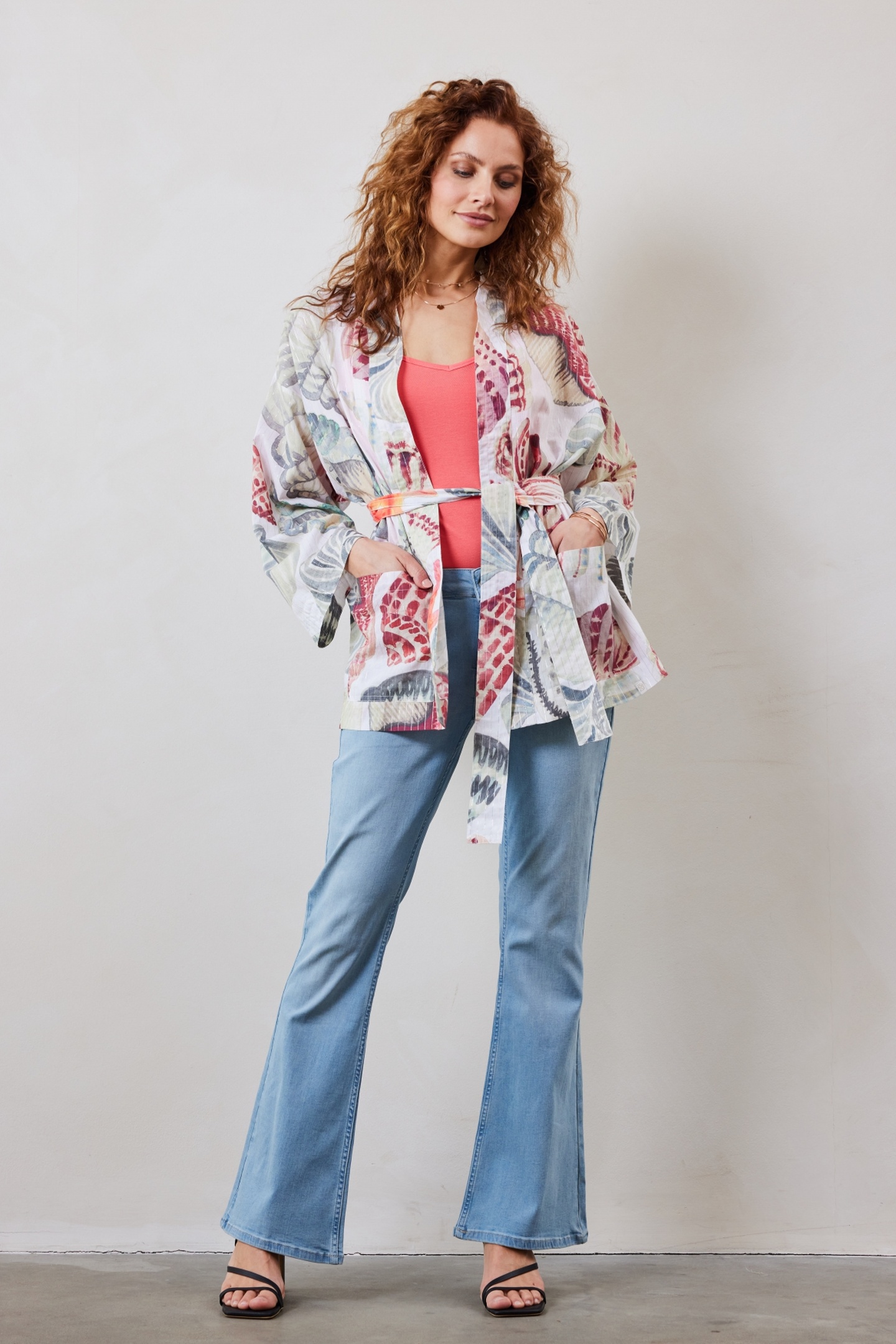 KIMONO IN OFFWHITE WITH OCEAN TREASURES XL PRINT 2