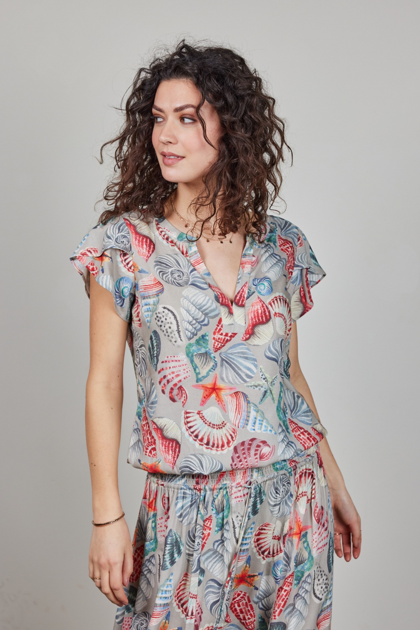 BLOUSE S/S FLARE IN FEATHER GREY WITH OCEAN TREASURE 2