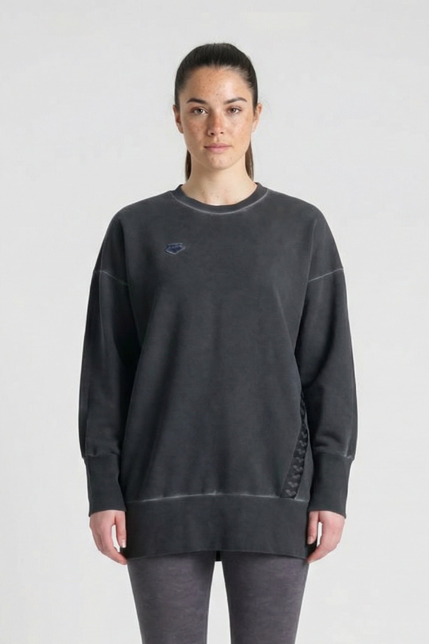 WOMEN'S ARENA ICONS OVERSIZE CREW DELAVE BLACK WHITE 1