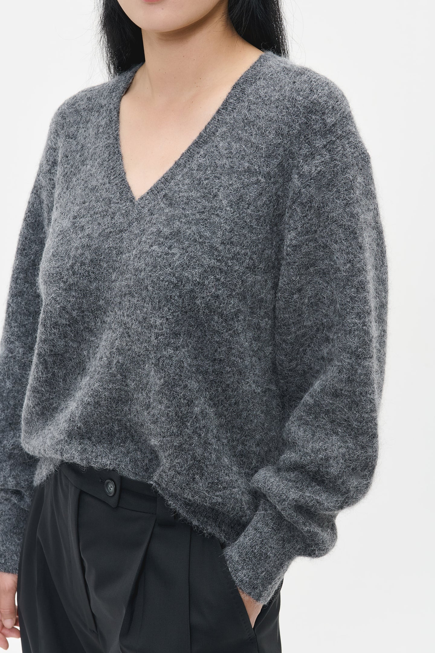 ALPACA RELAXED V-NECK PULLOVER CHARCOAL 4